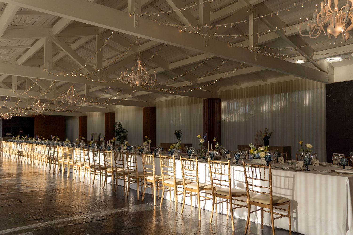 Sala de jantar preparada para casamento na Quinta da Pacheca, Douro, ambiente elegante com mesas alinhadas