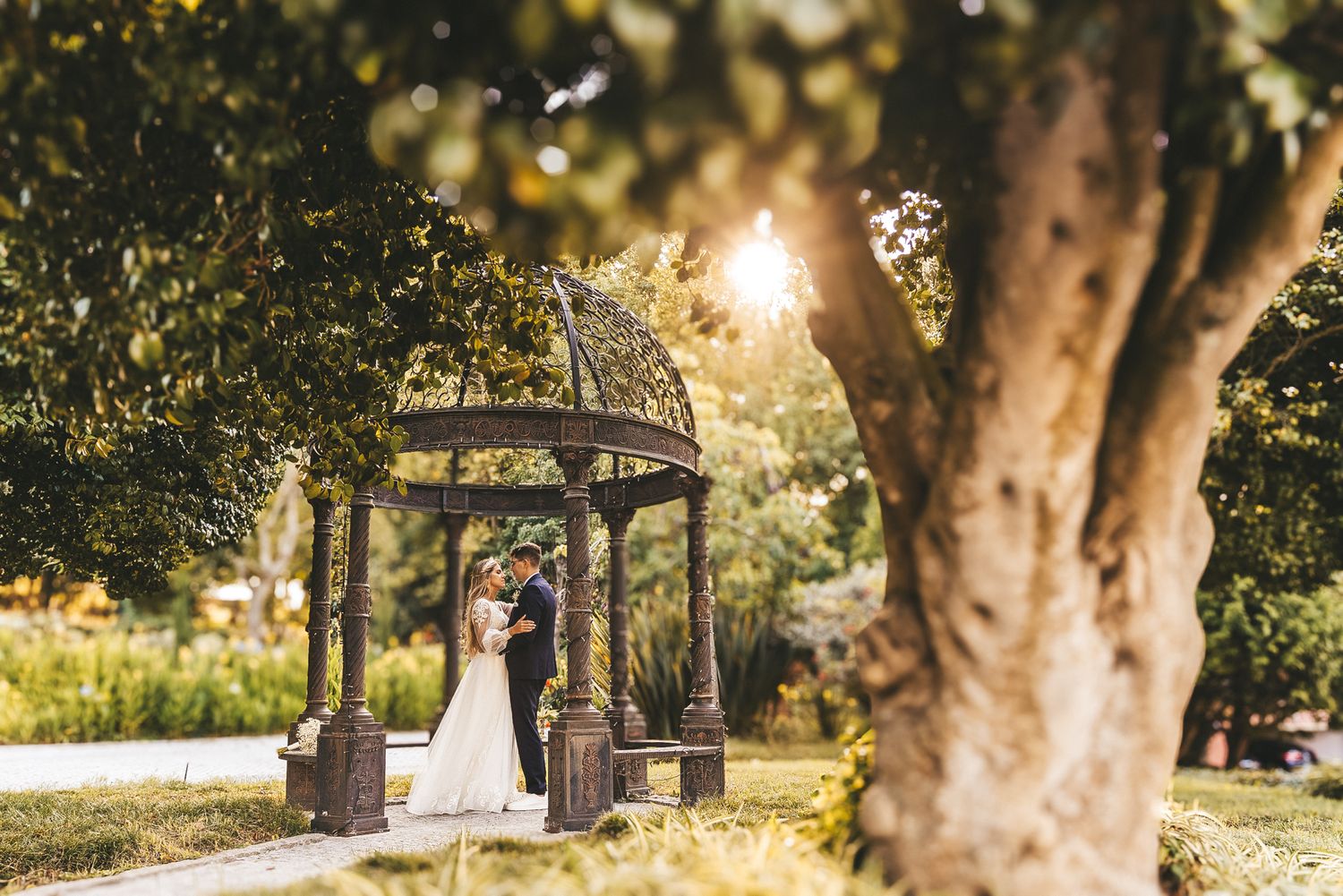 Noivos em cenário romântico ao ar livre, fotografia de casamento com luz natural e atmosfera intimista, na Quinta da Torre Bella.