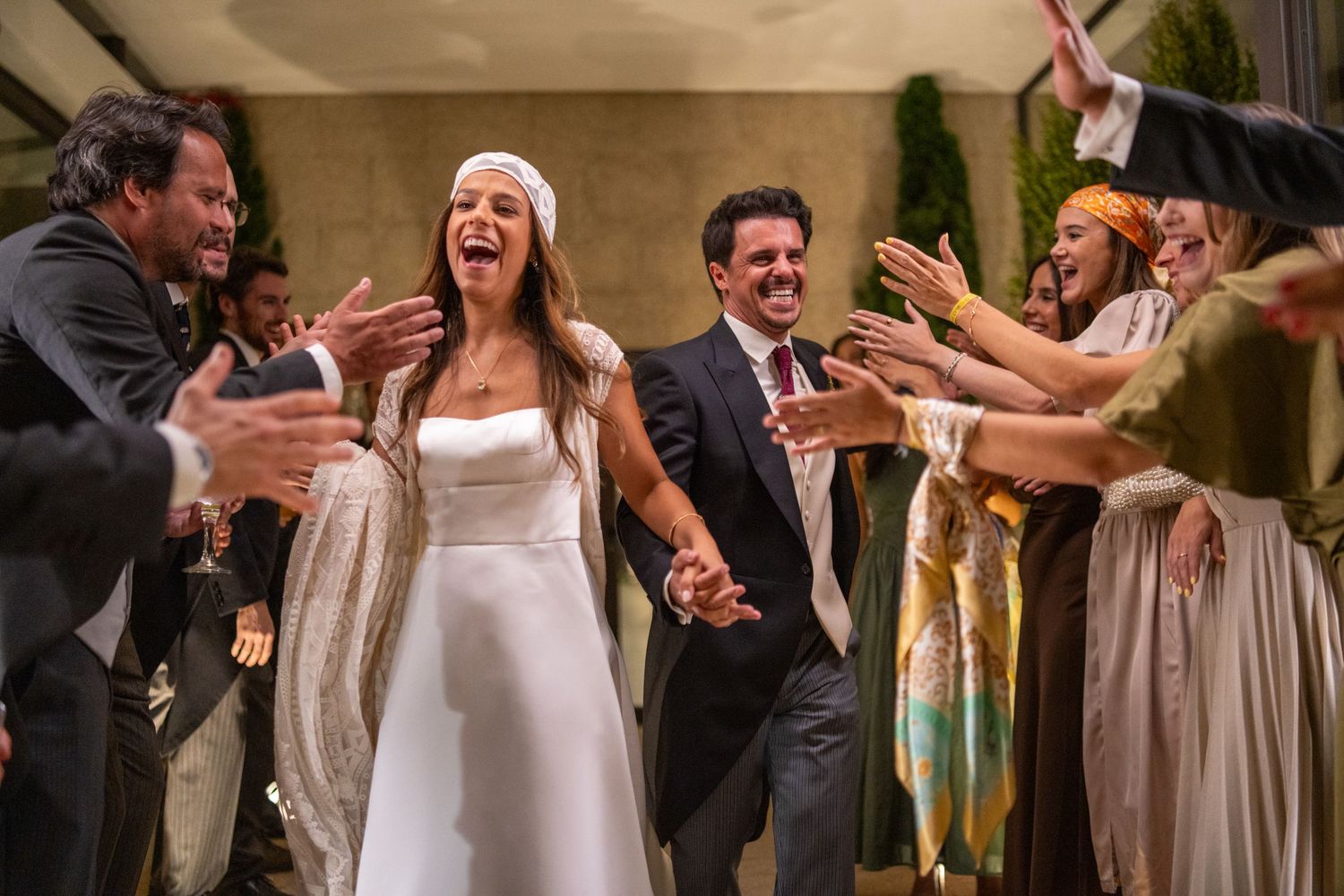 Entrada dos noivos entre aplausos dos convidados na Quinta Alferes de Castro, momento de celebração durante o casamento.