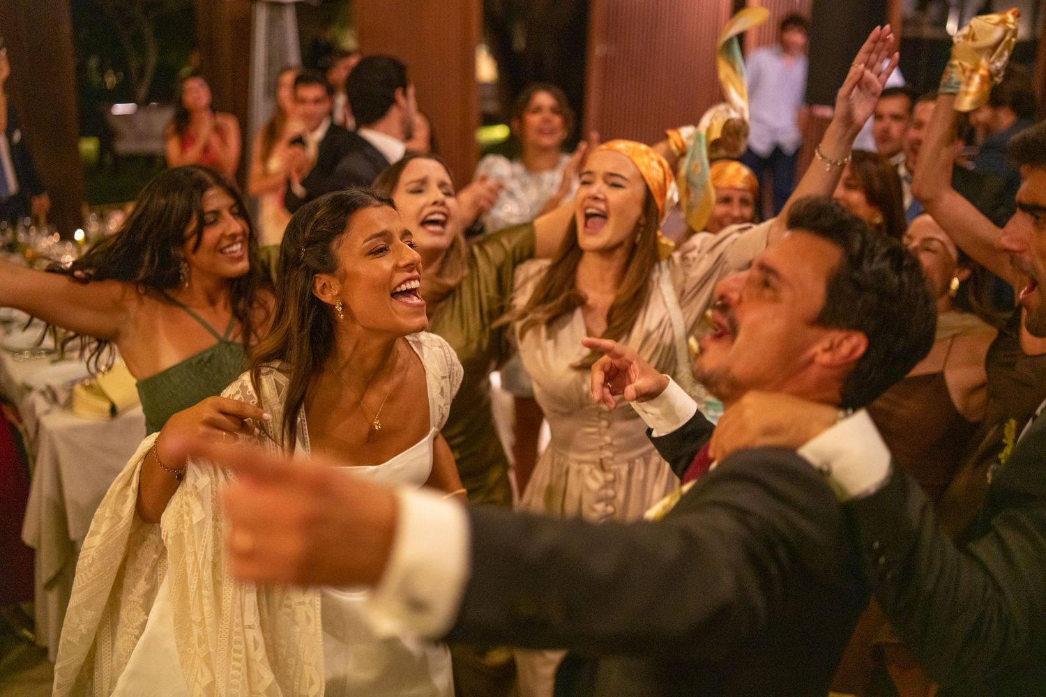 Convidados a celebrar na entrada para o salão durante casamento na Quinta Alferes de Castro, ambiente festivo e cheio de energia.