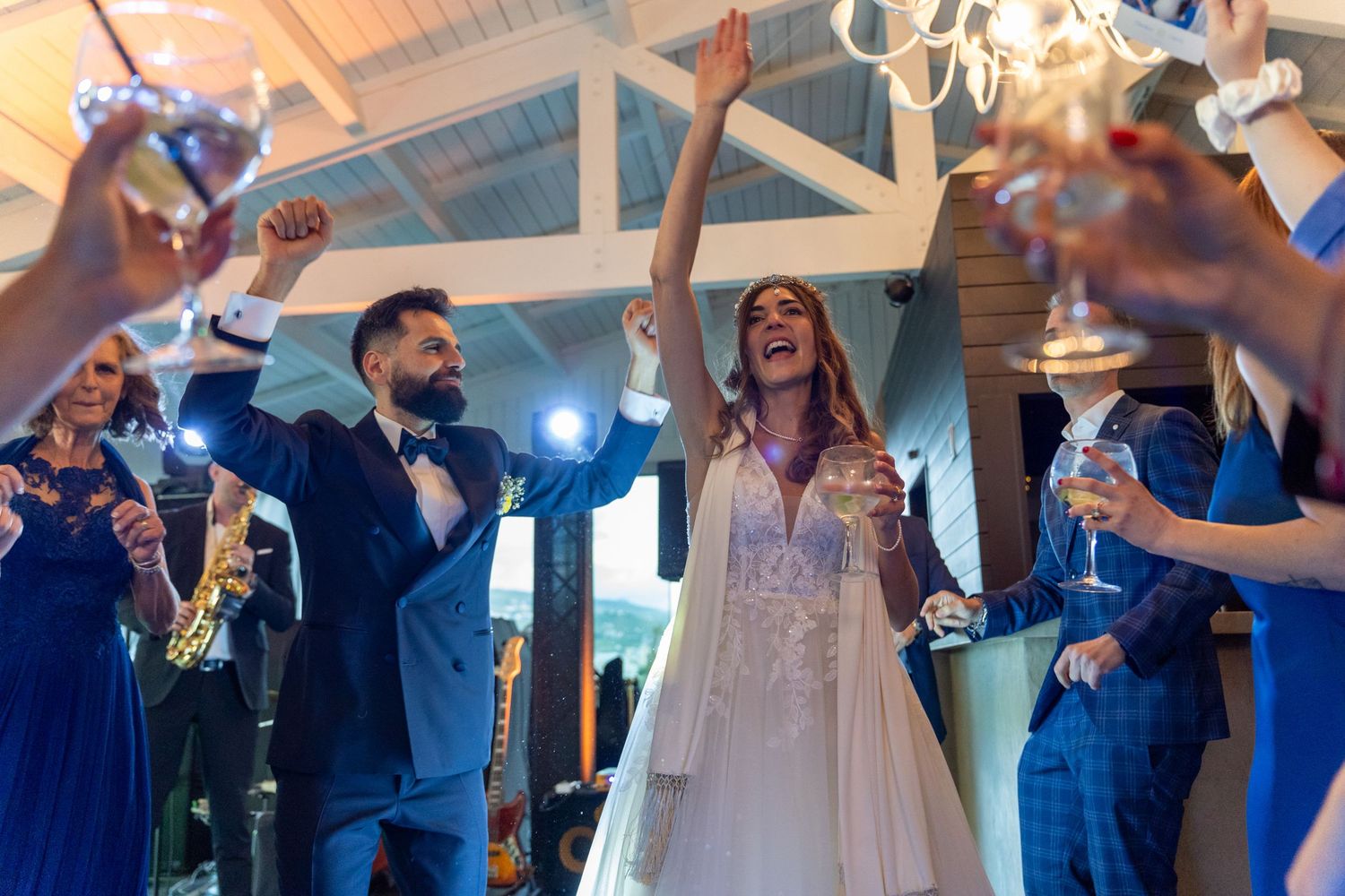 Brinde coletivo durante casamento na Quinta da Pacheca, Douro, momento de celebração com convidados.