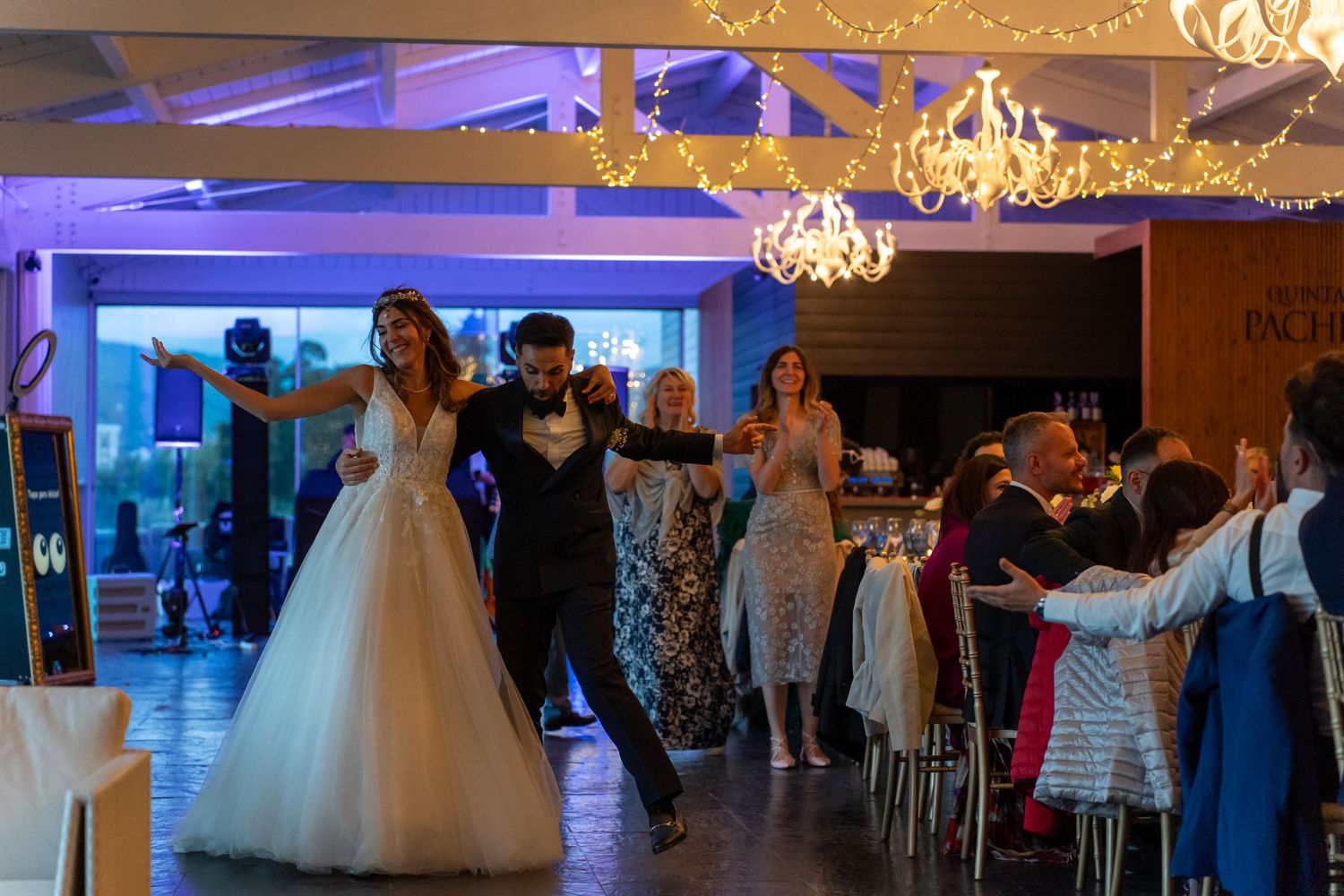 Noivos a dançar durante festa de casamento na Quinta da Pacheca, Douro, ambiente festivo com iluminação de pista
