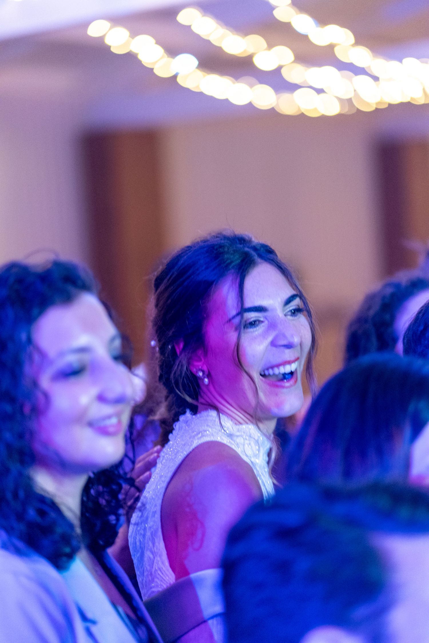 Convidados durante festa de casamento na Quinta da Pacheca, no Douro, ambiente animado na pista de dança