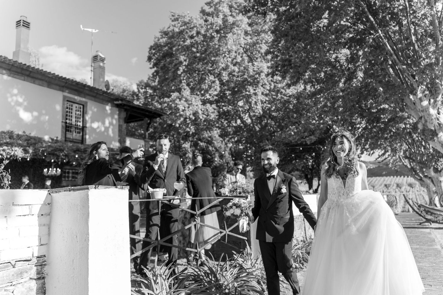 Entrada dos noivos durante casamento na Quinta da Pacheca, no Douro, momento elegante com convidados