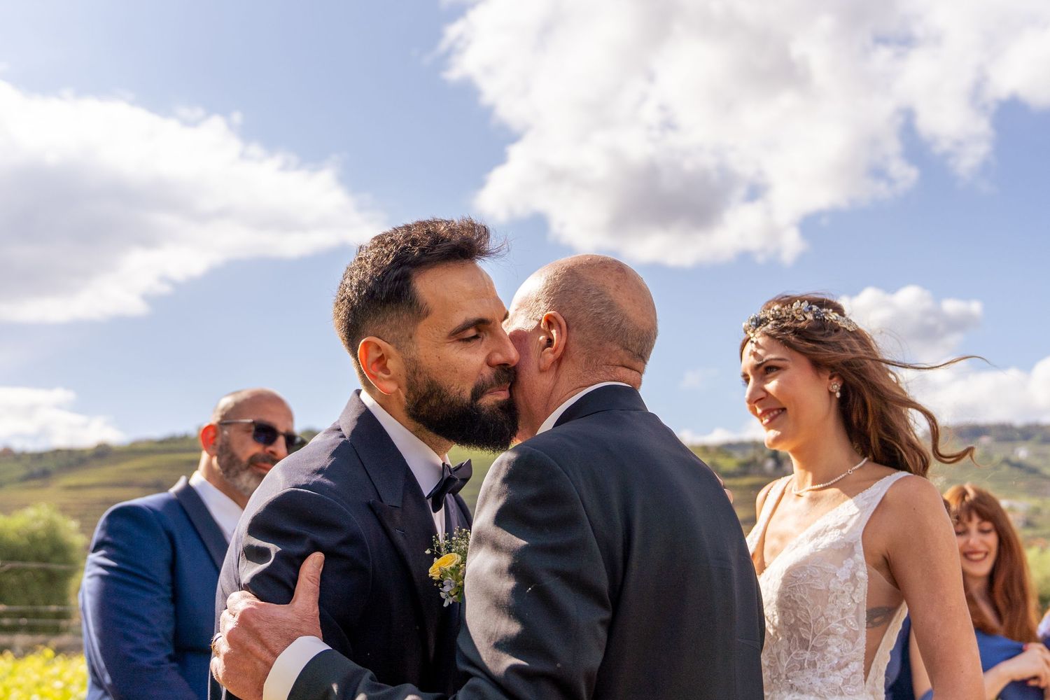 Momento emotivo entre noivo e familiar durante cerimónia de casamento na Quinta da Pacheca, Douro