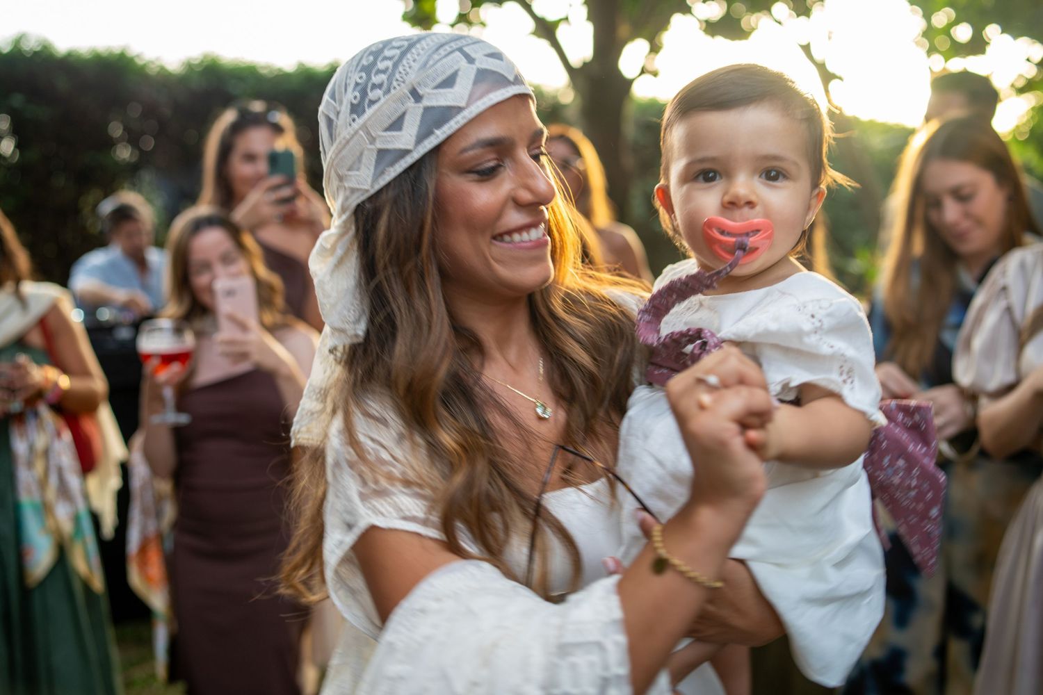 Criança durante celebração de casamento na Quinta Alferes de Castro, momento espontâneo entre convidados.