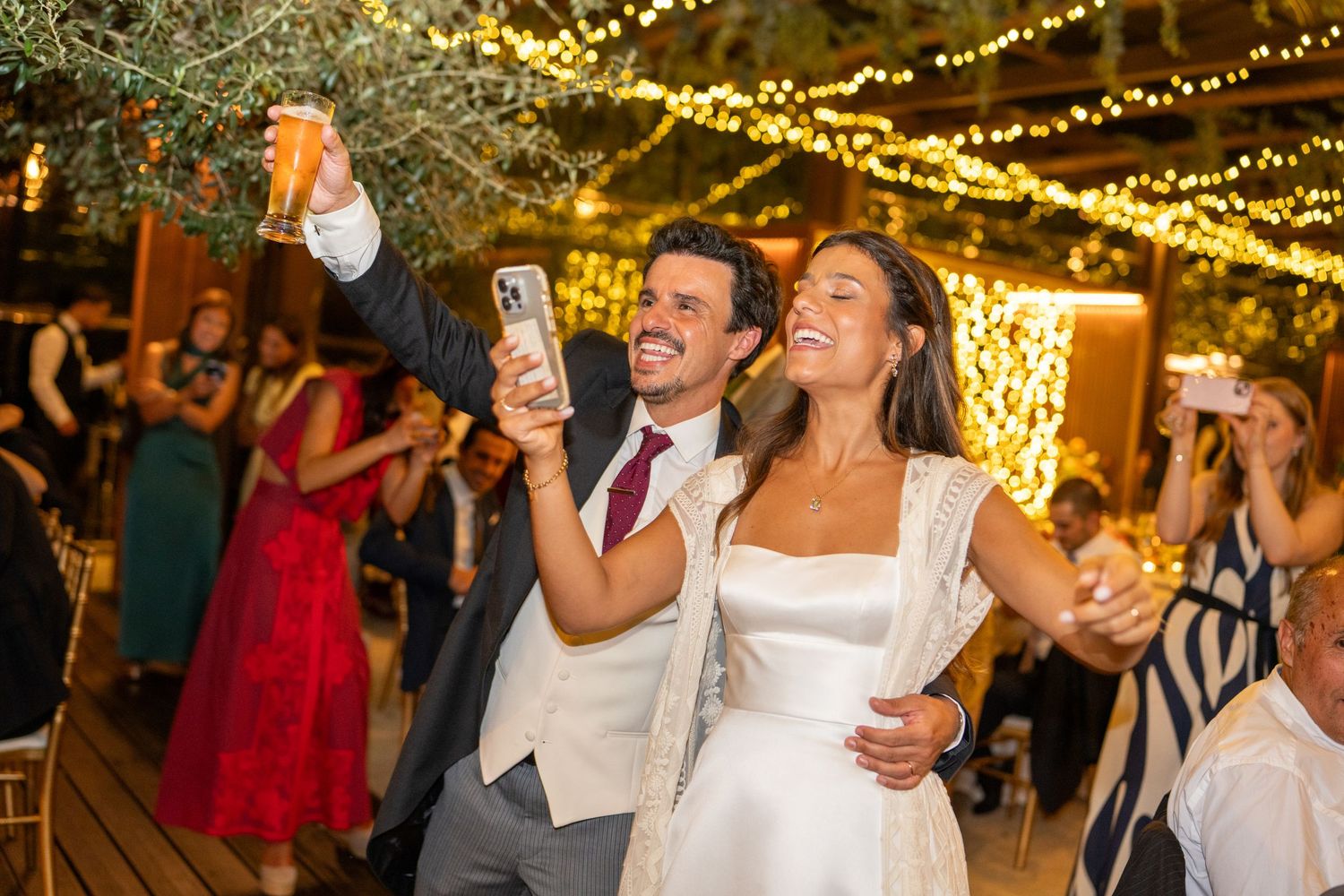 Noivos a celebrar na pista de dança durante casamento na Quinta Alferes de Castro, momento espontâneo com convidados.