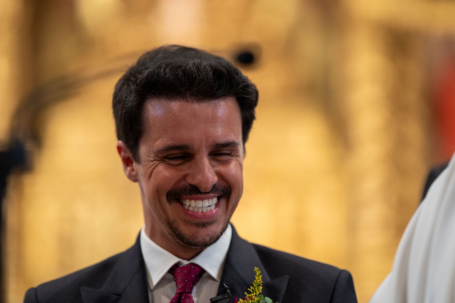 Noivo emocionado durante cerimónia de casamento na Igreja Paroquial de Leça da Palmeira, expressão espontânea.