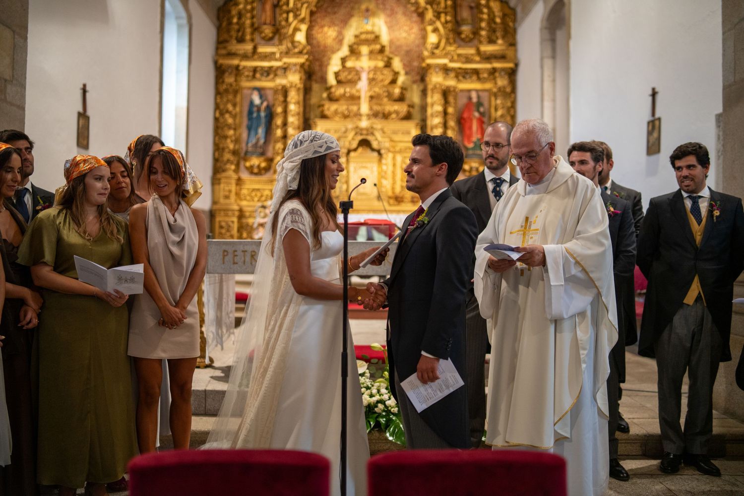 Cerimónia de casamento na Igreja Paroquial de Leça da Palmeira, momento solene com os noivos diante do altar.