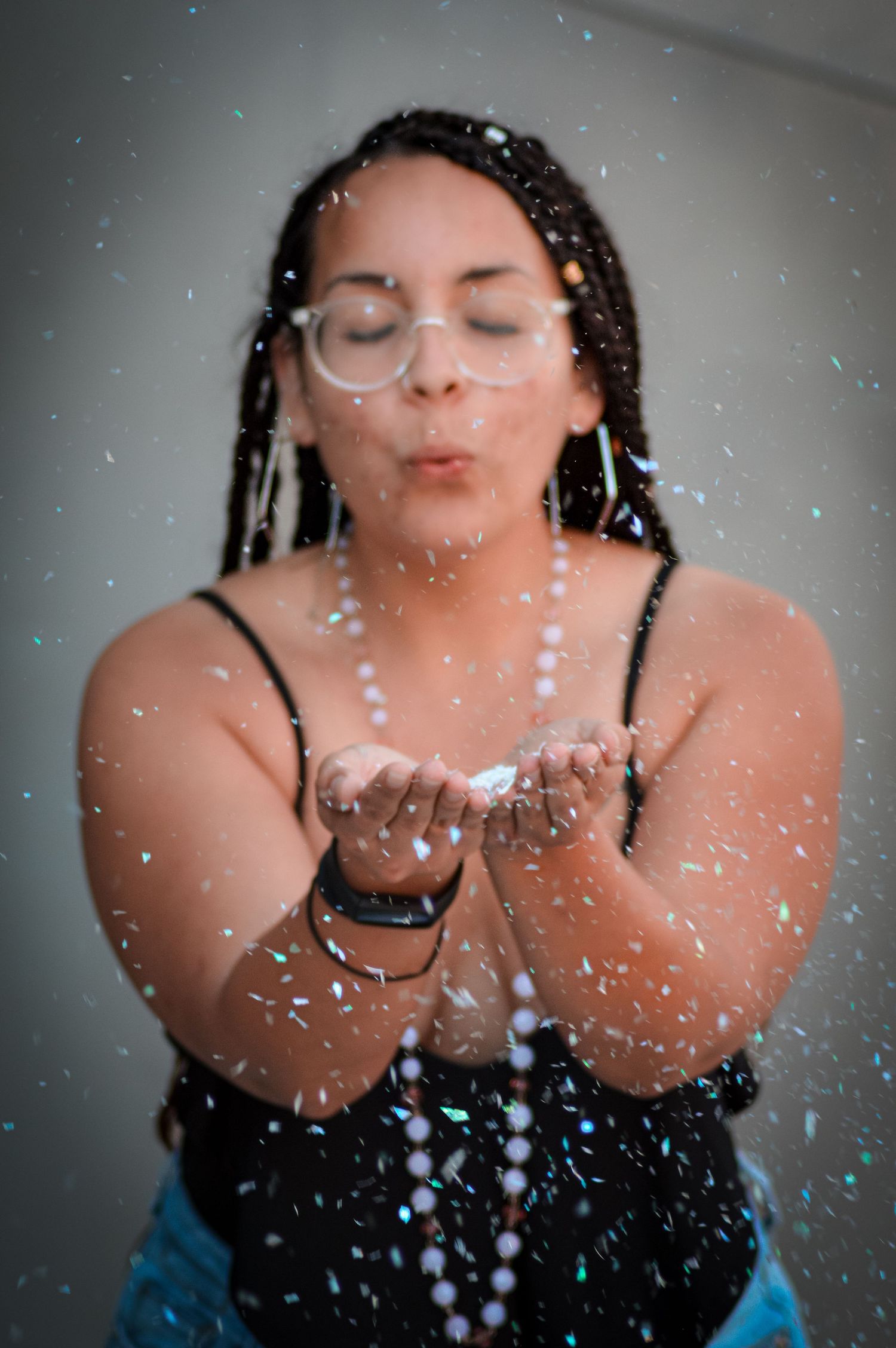A sequence of five photos showing water droplets splashing and creating dynamic motion effects against a gray background.