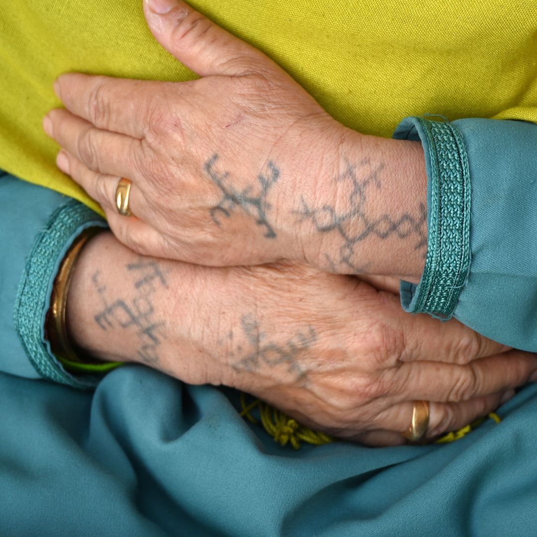 Mains tatouées d'une femme amazighe du 
Moyen Atlas - Azrou - Maroc - 2024