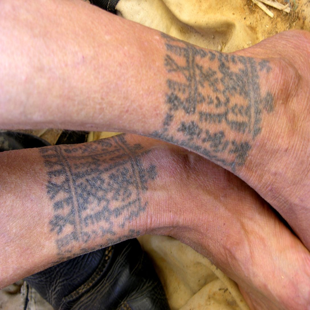Tatouages traditionnels sur les jambes d'une femme de Khemisset - Rabat Salé - Maroc 2004