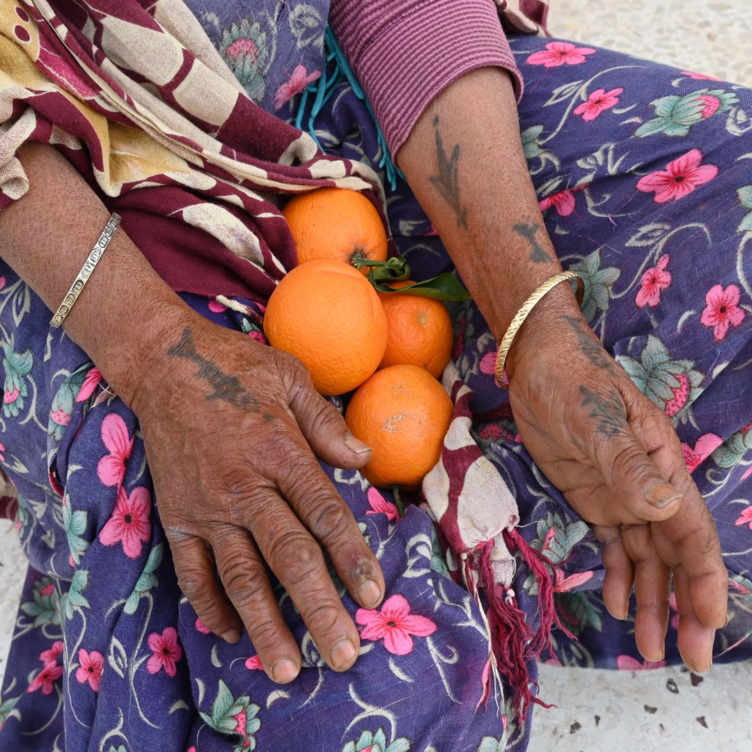 Tatouage traditionnel sur les mains d'une femme vivant dans le désert de Tataouine - Tunisie 2023