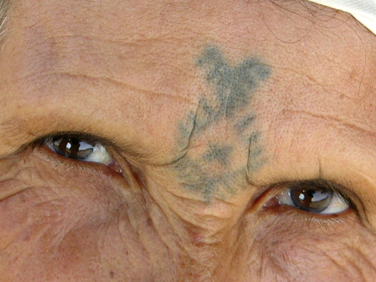 tatouage traditionnel intersourcilier d'une femme d'Azrou - Maroc 2004