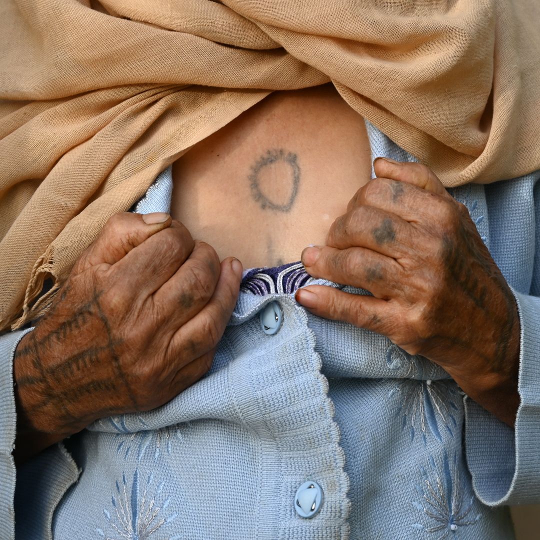 Mains et poitrine tatoués d'une femme de Tameghza Tozeur - Tunisie 2023
