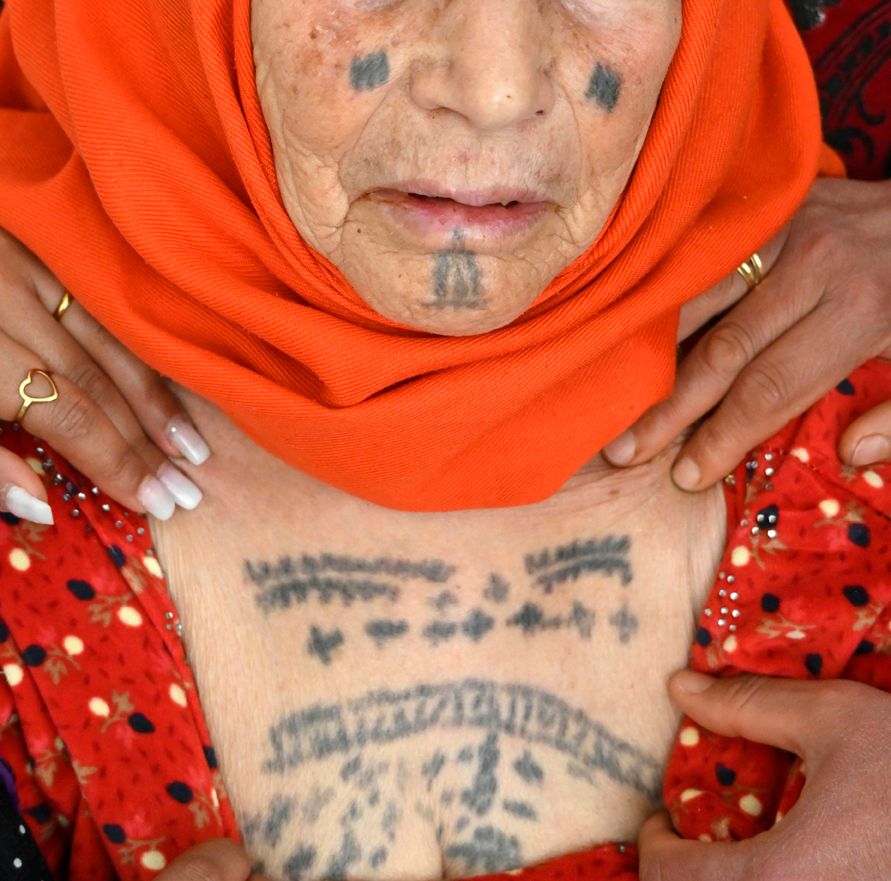 Tatouage thérapeutique sur la poitrine d'une femme de Kasserine -Tunisie 2025