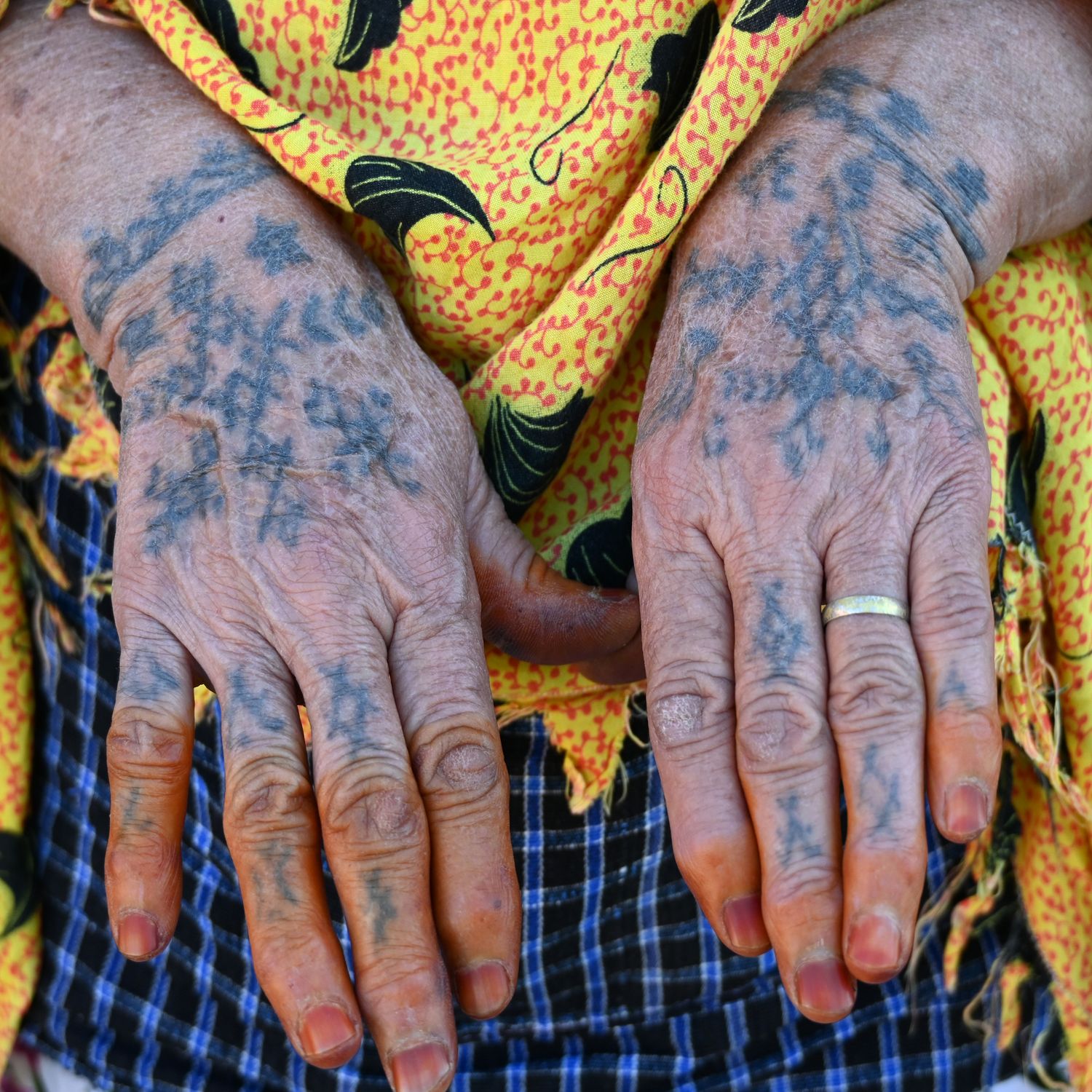 Mains tatouées d'une femme amazighe de la région de Beni Mellal Maroc - 2024