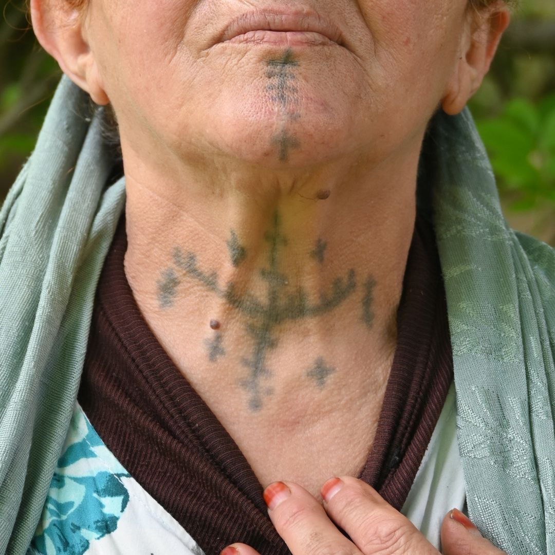 Tatouage thérapeutique sur le cou d'une femme amazighe dans le Haut Atlas Central - Maroc - 2023