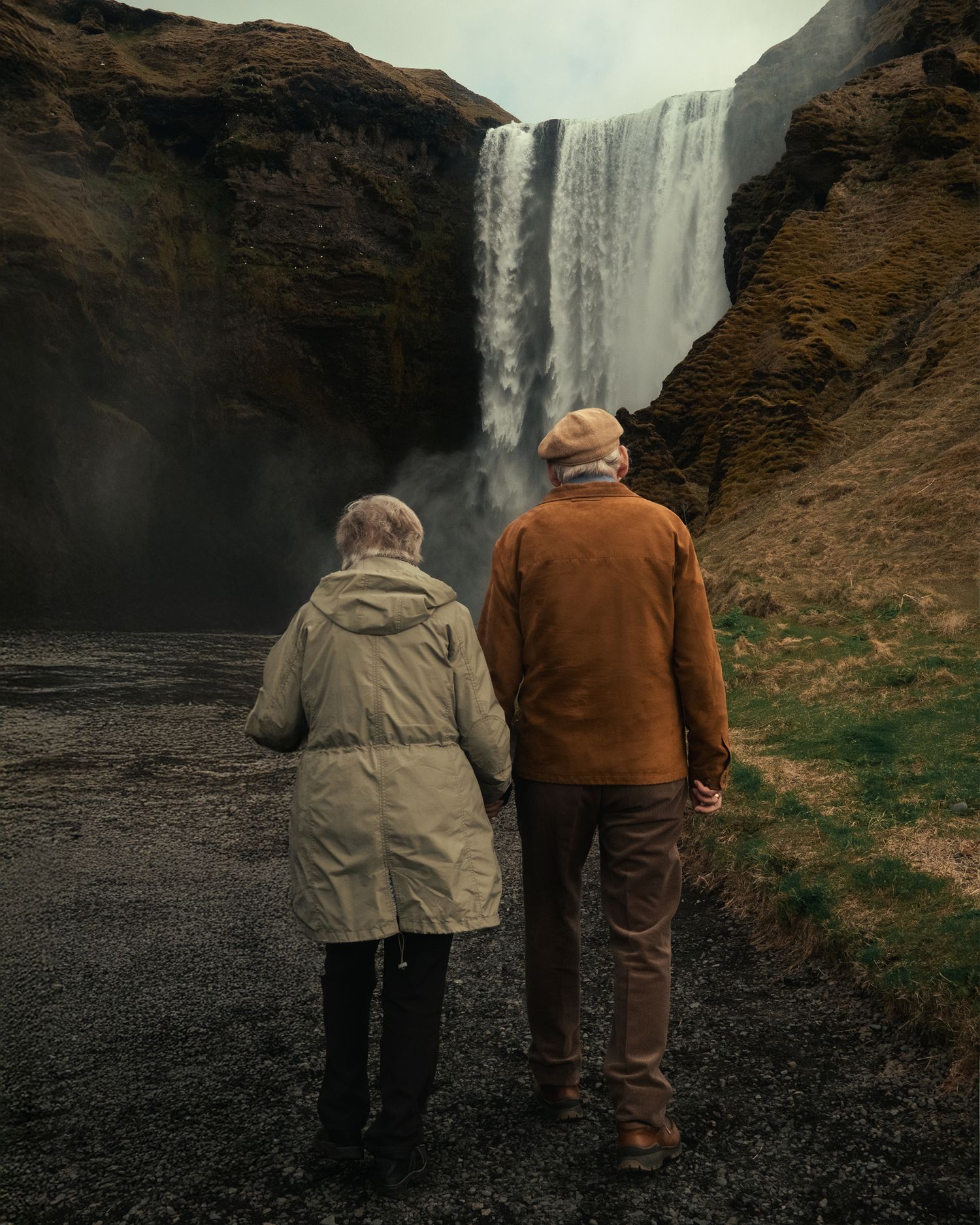 skogafoss due anziani in viaggio