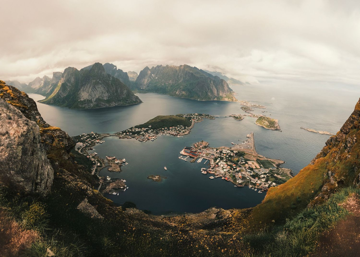 panorama alla fine del Reinebringen sulle lofoten in norvegia