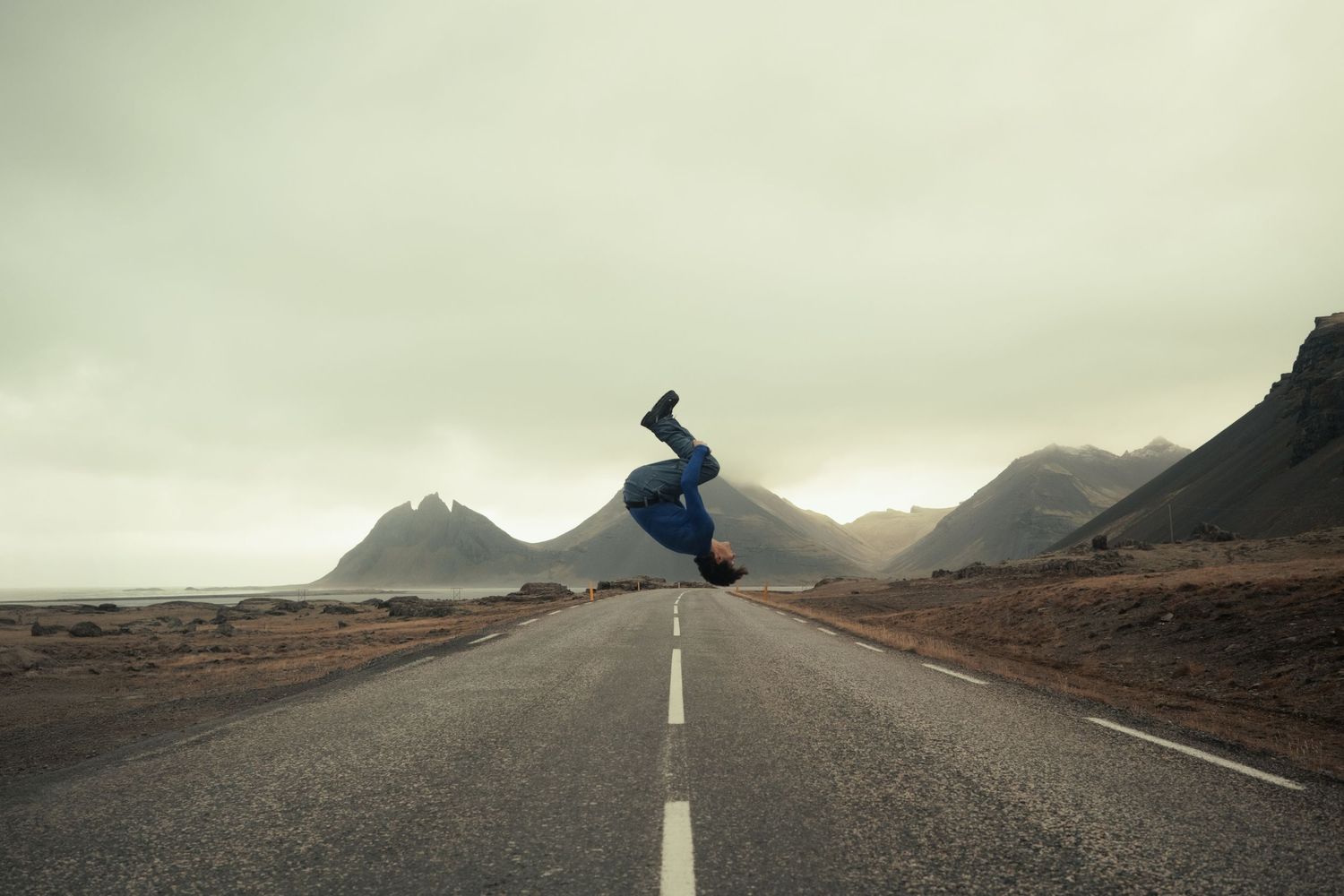 backflip su un'infinita strada islandese