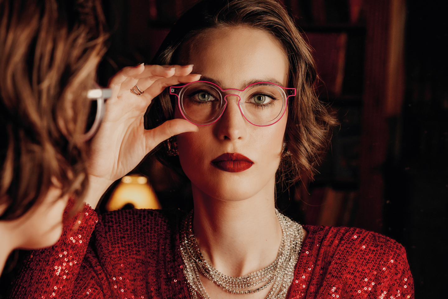 Femme qui ajuste ses lunettes en regardant l’objectif