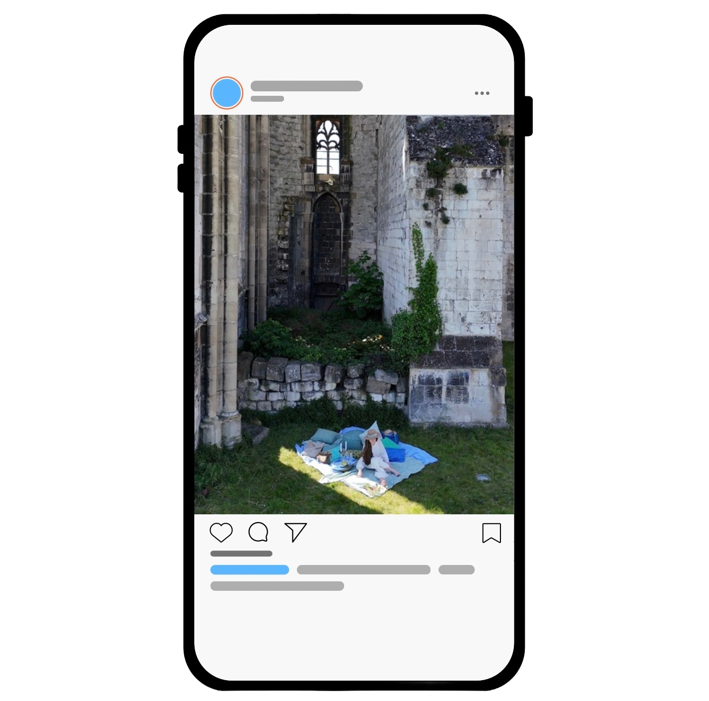 Mockup d’un téléphone avec une photo d’une jeune femme préparant la mise en place d’un pique-nique en extérieur devant les ruines de St-Omer