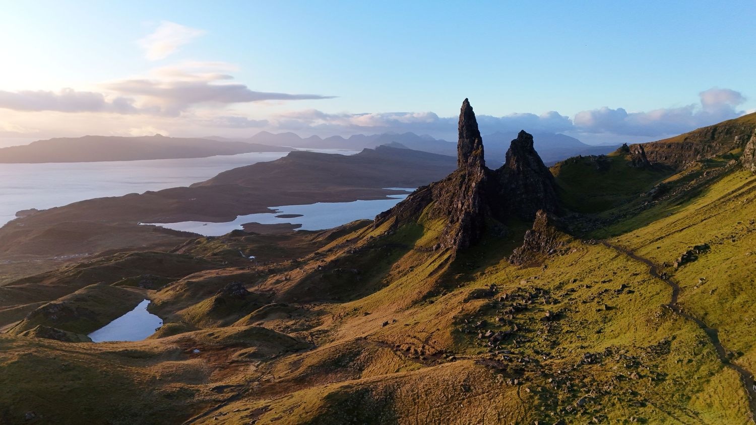 Vue aérienne du Old Man of Storr sur l’île de Skye au lever du soleil.