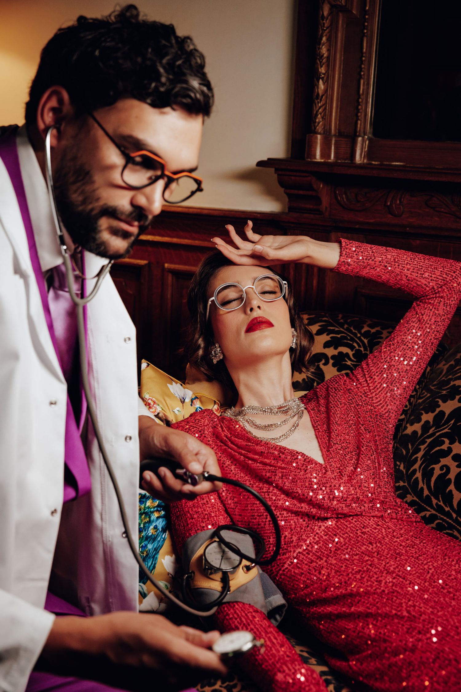 Femme habillée à la mode des années folles en plein évanouissement, accompagnée d’un médecin qui prend sa tension