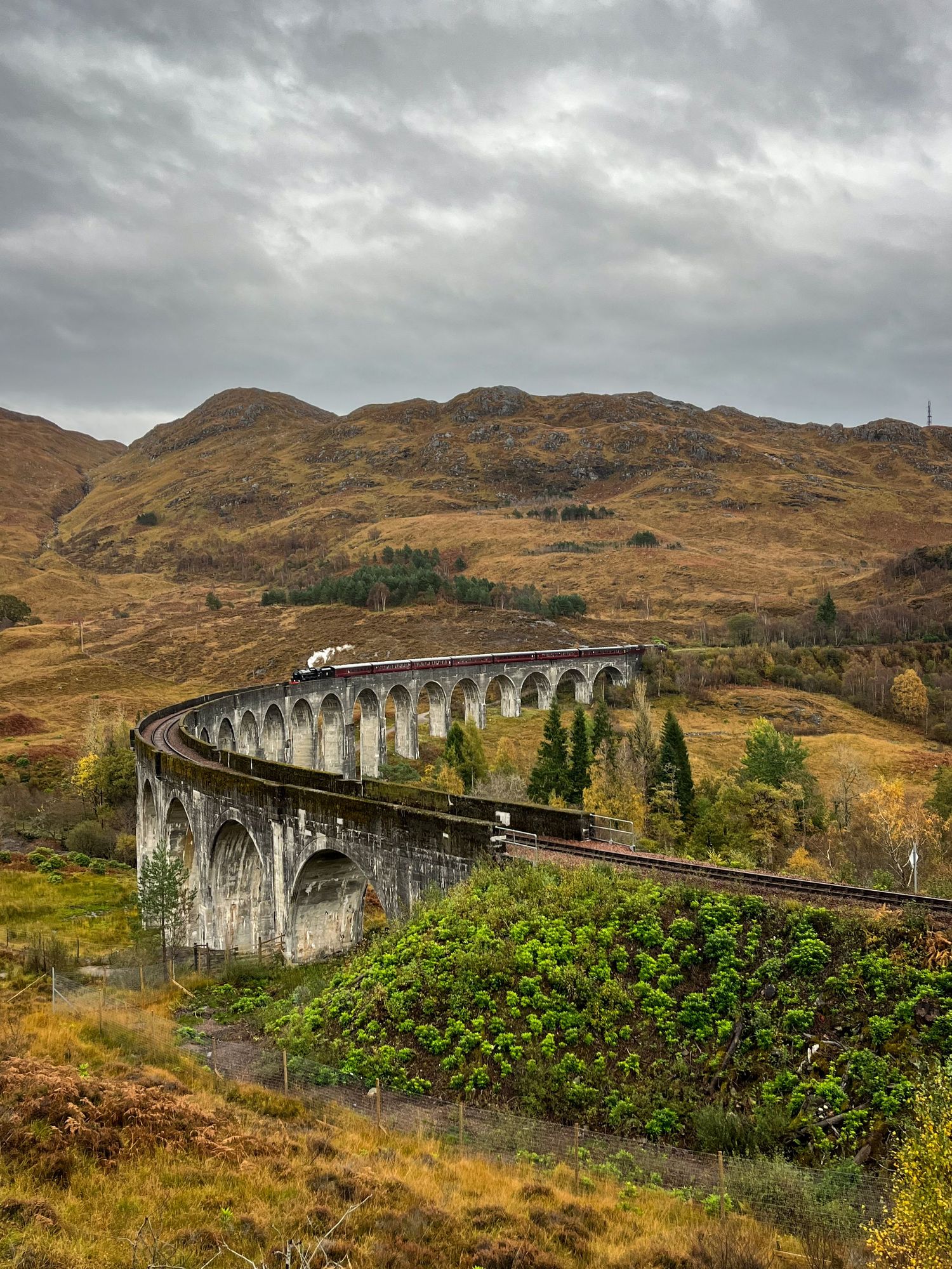 Le Glenfinnan Viaduc avec le train emblématique de Harry potter qui le traverse.