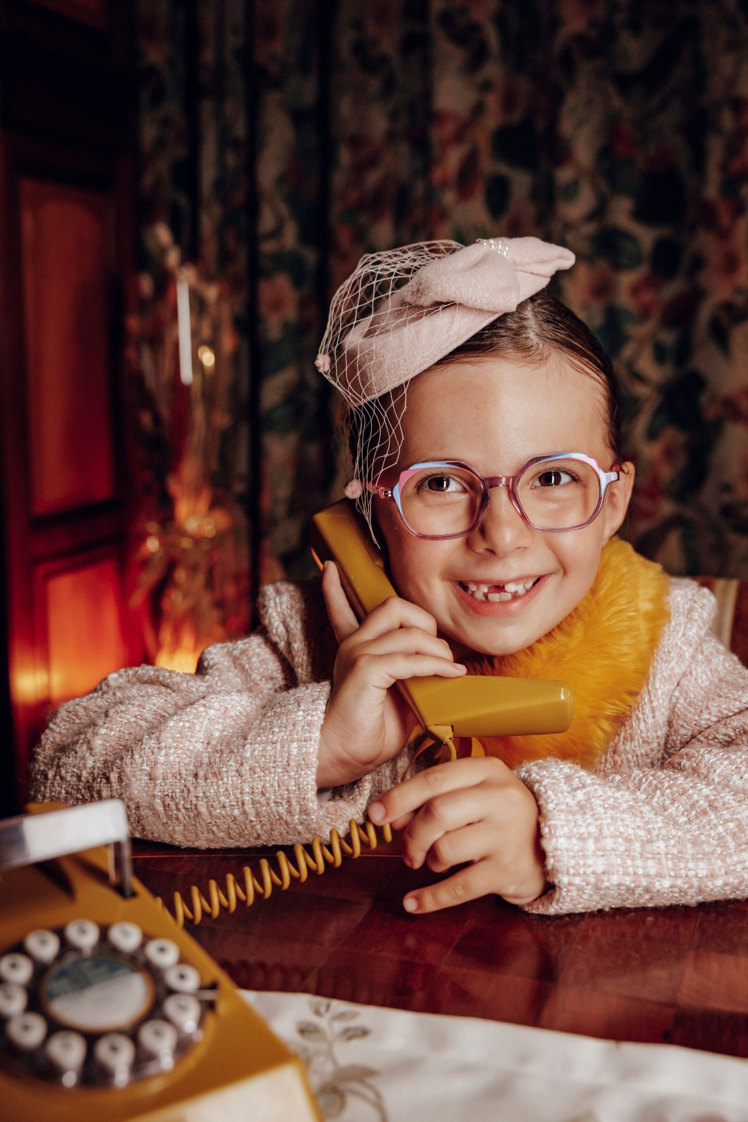 Petite fille habillée à la mode des années folles en train de téléphoner