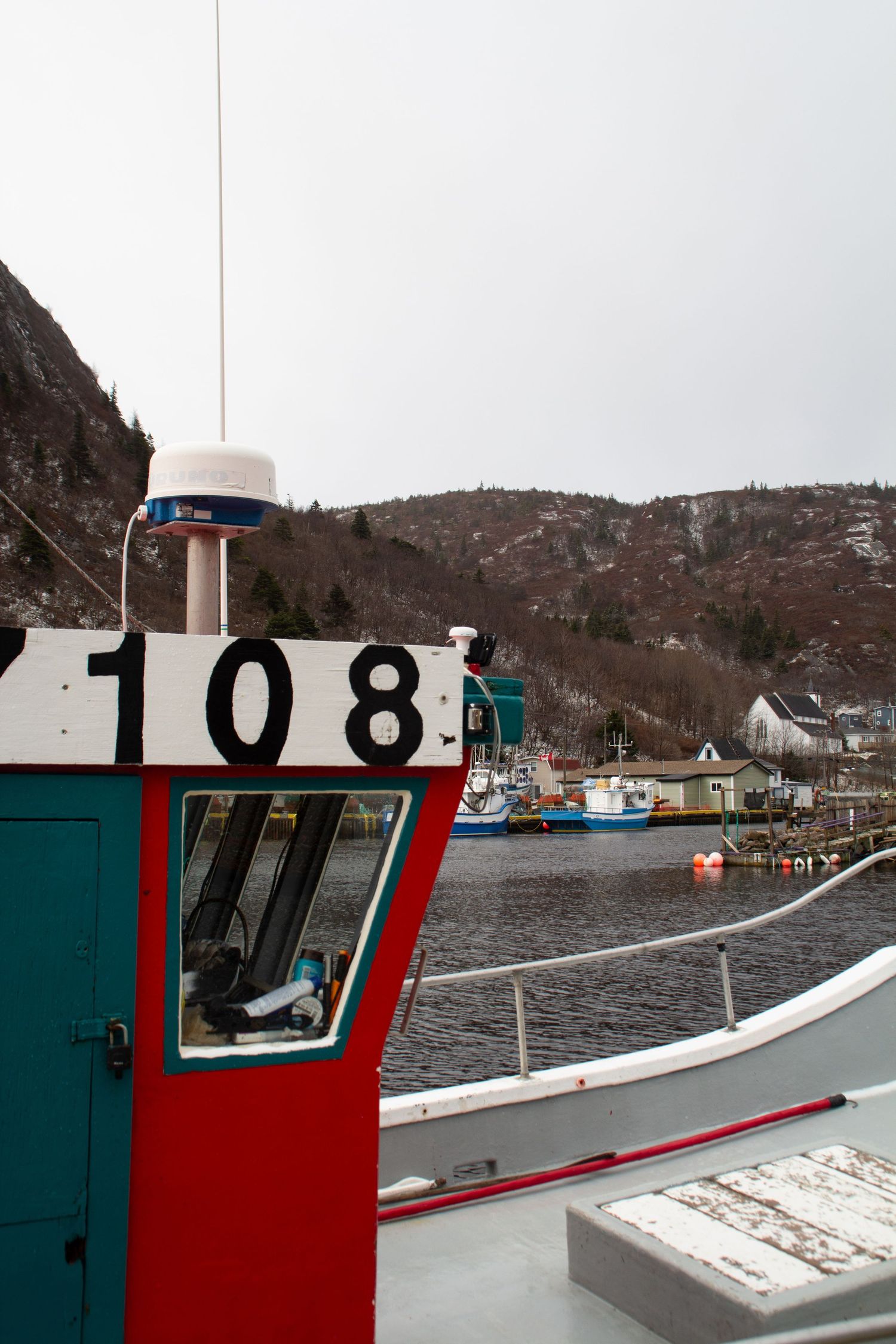 Avant d’un bateau de pêche rouge et bleu dans le port de Petty Harbor.