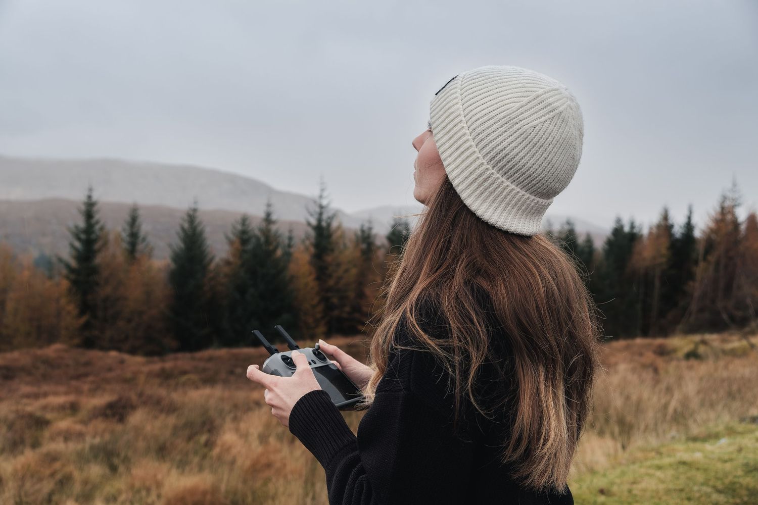 Marion, coordinatrice de production et pilote de drone, en plein pilotage dans les Highlands d’Ecosse