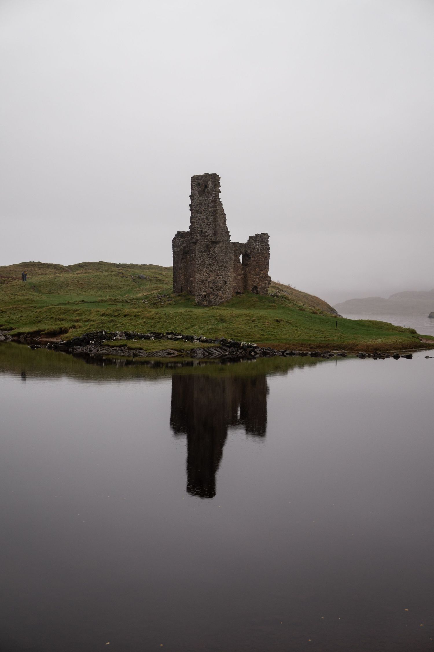 Chateau d’Ardvreck dans le nord de l’Ecosse avec son reflet dans l’eau