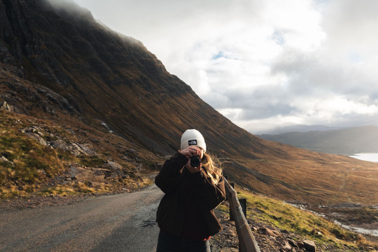 Marion, coordinatrice de production et documentariste, en train de prendre une photo au cœur des Highlands d’Ecosse