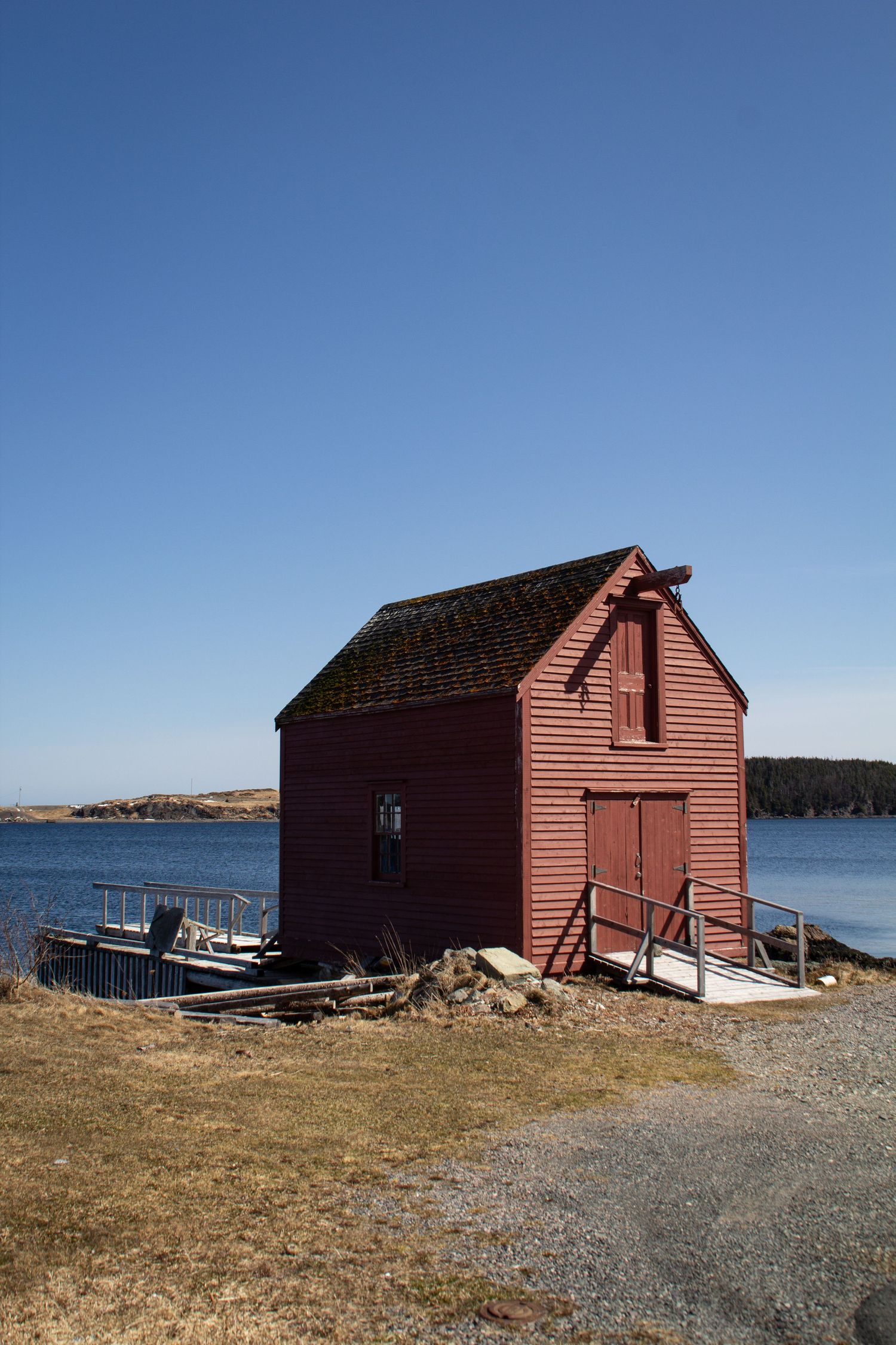 Cabane rouge en bord de mer.