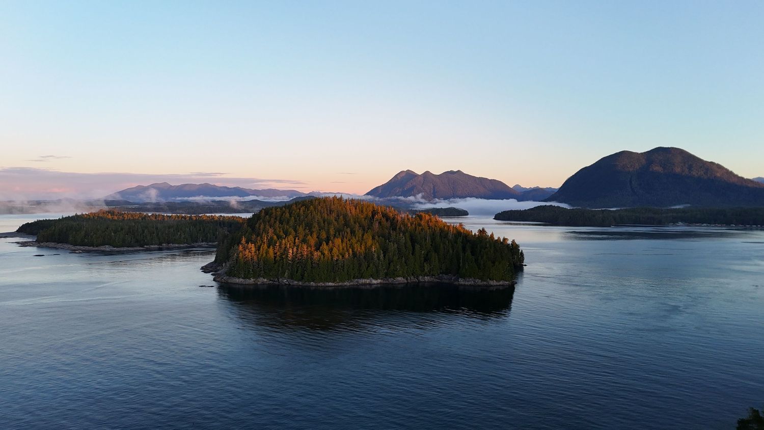 Vue en drone d’ilôts montagneux recouverts de pins au lever de soleil