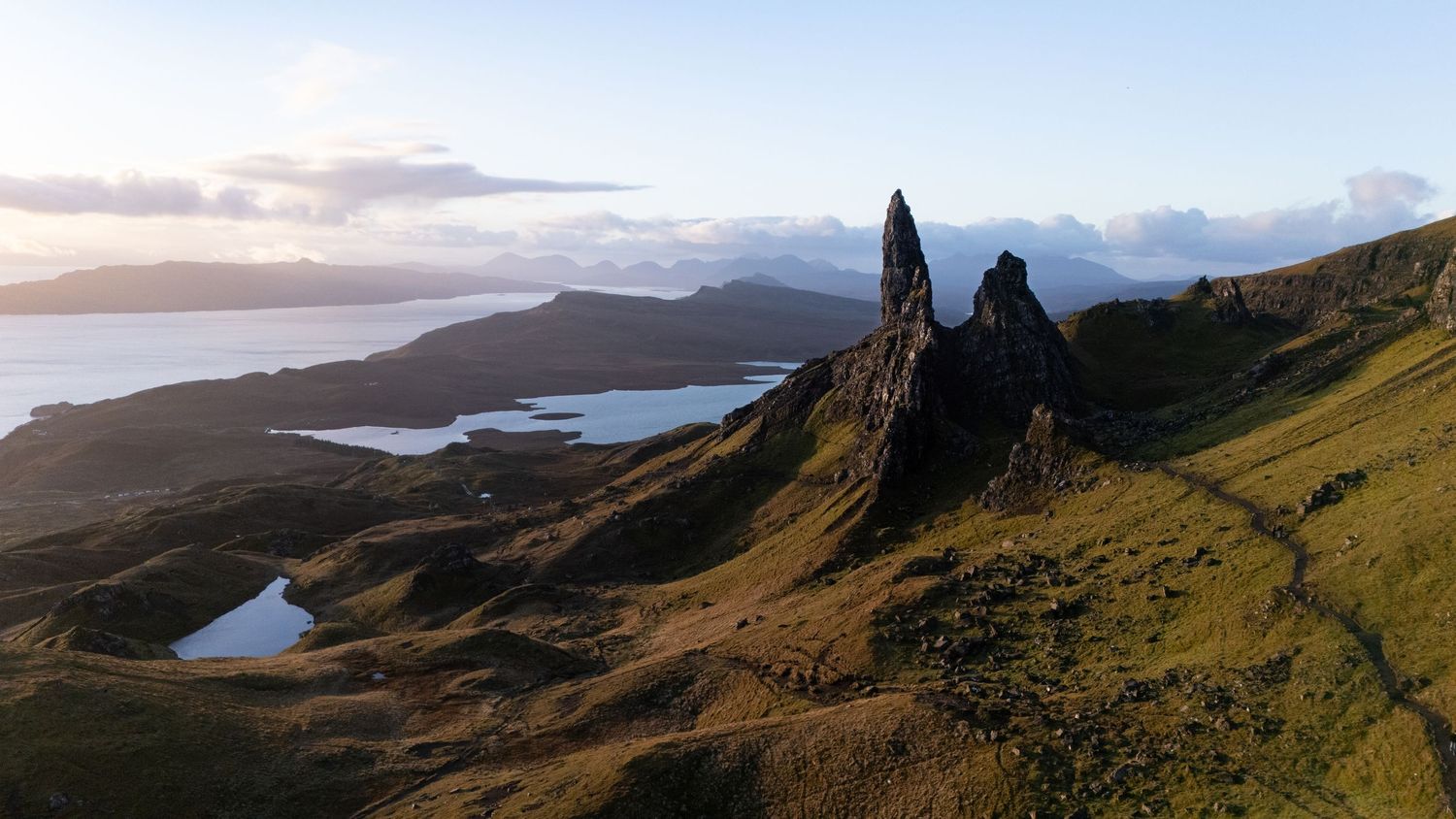 Vue aérienne du Old Man of Storr sur l’île de Skye au lever du soleil.