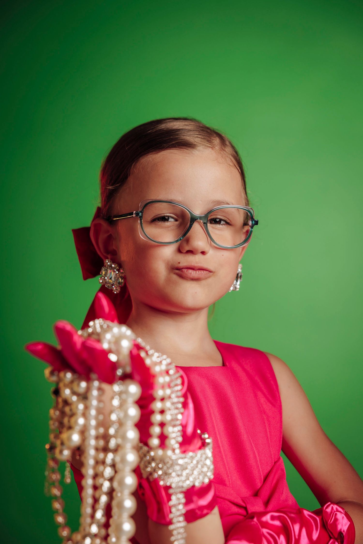 Petite fille habillée à la mode des années folles portant des lunettes