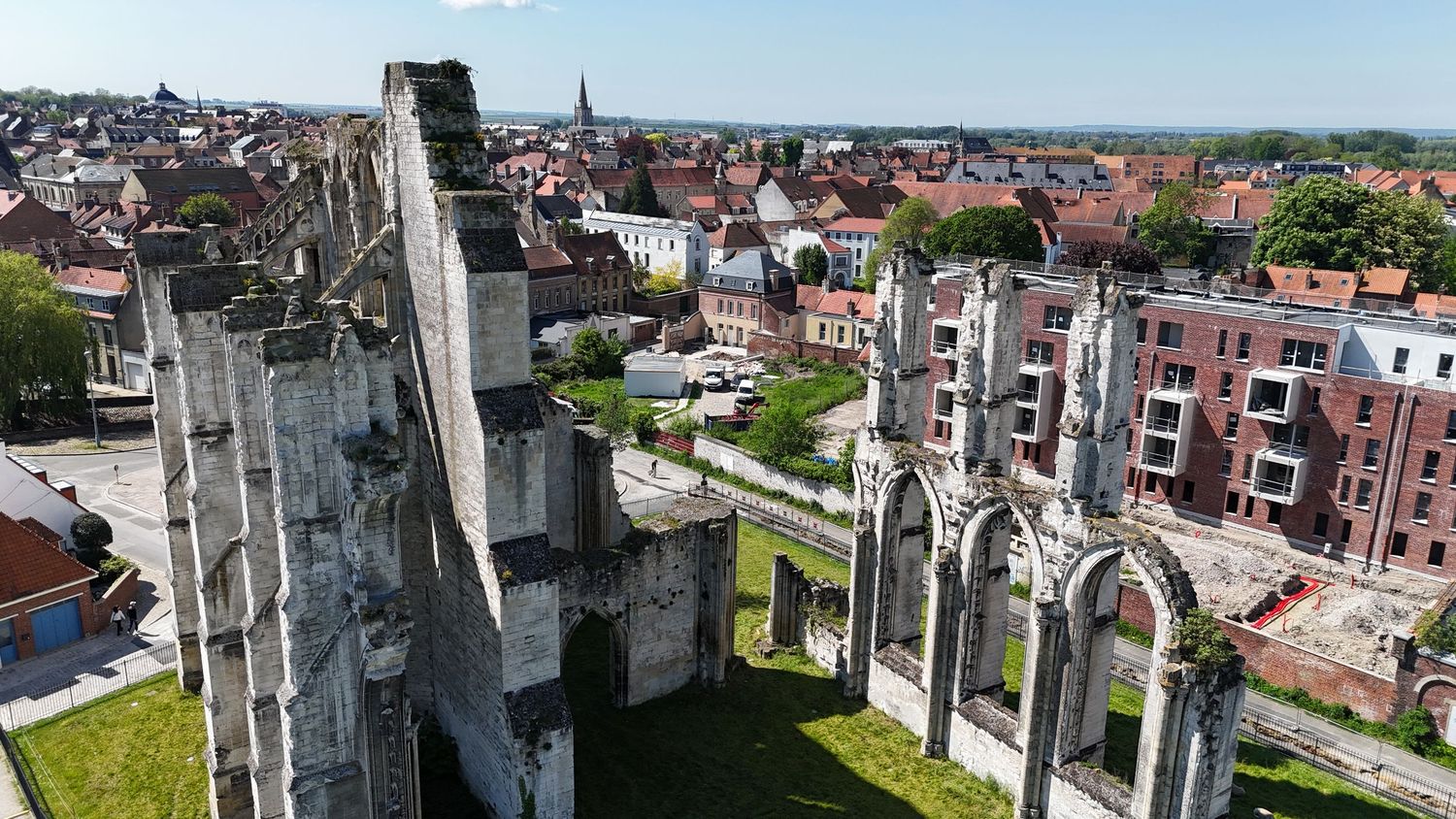 Vue de drone des ruines de l’abbaye de Saint Omer