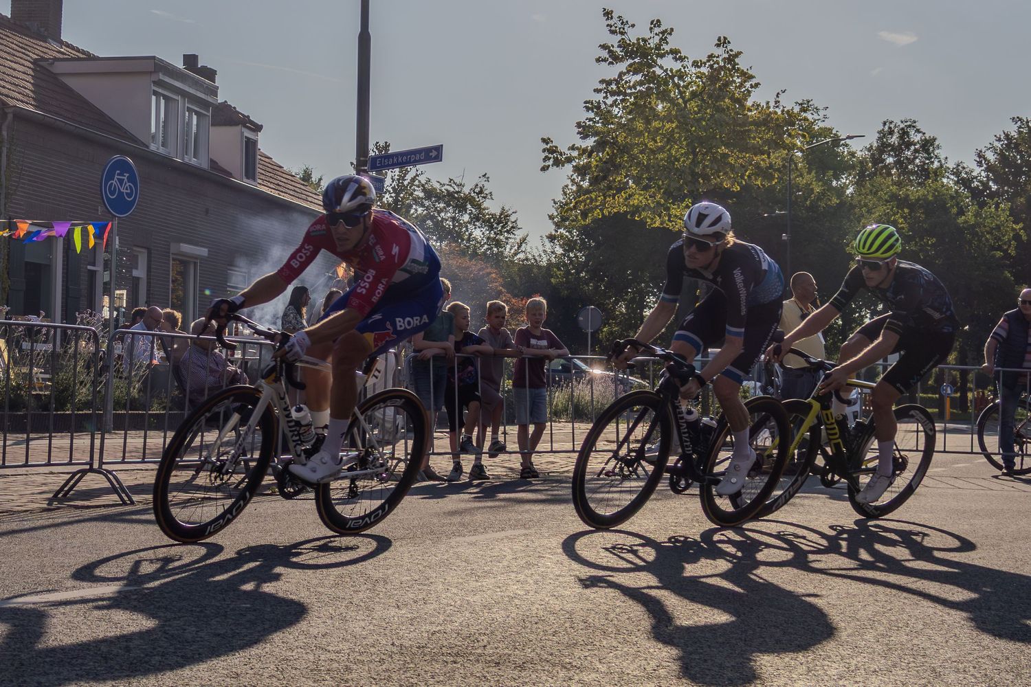 Peloton rijdt door straten van Chaam tijdens koers