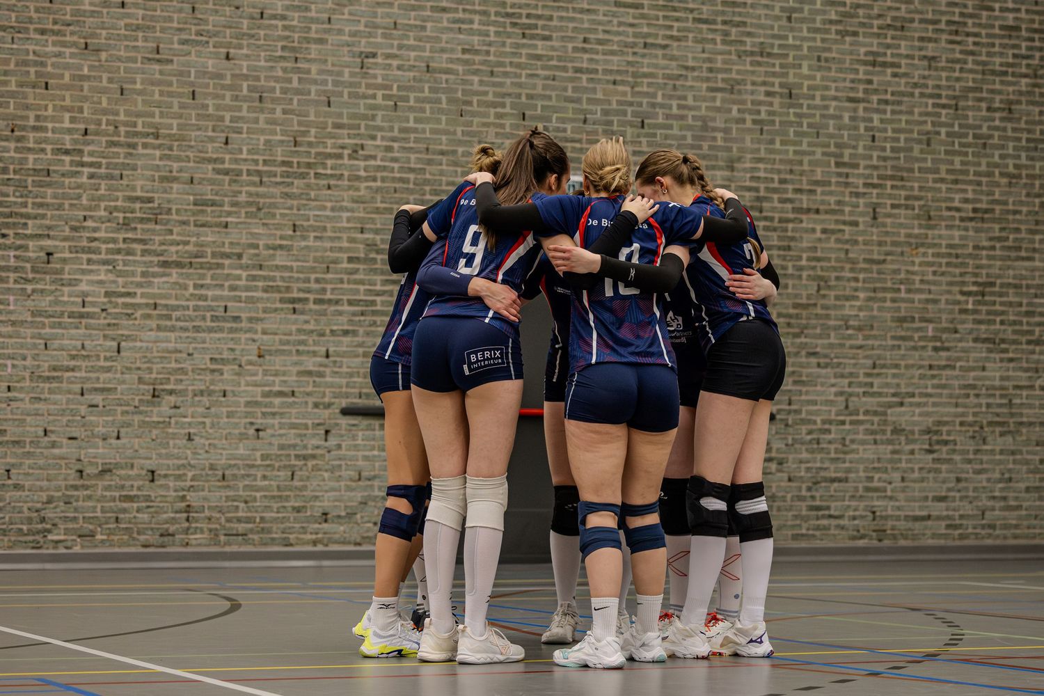 De Burgst Breda komt bij elkaar voor aanvang van de volleybalwedstrijd
