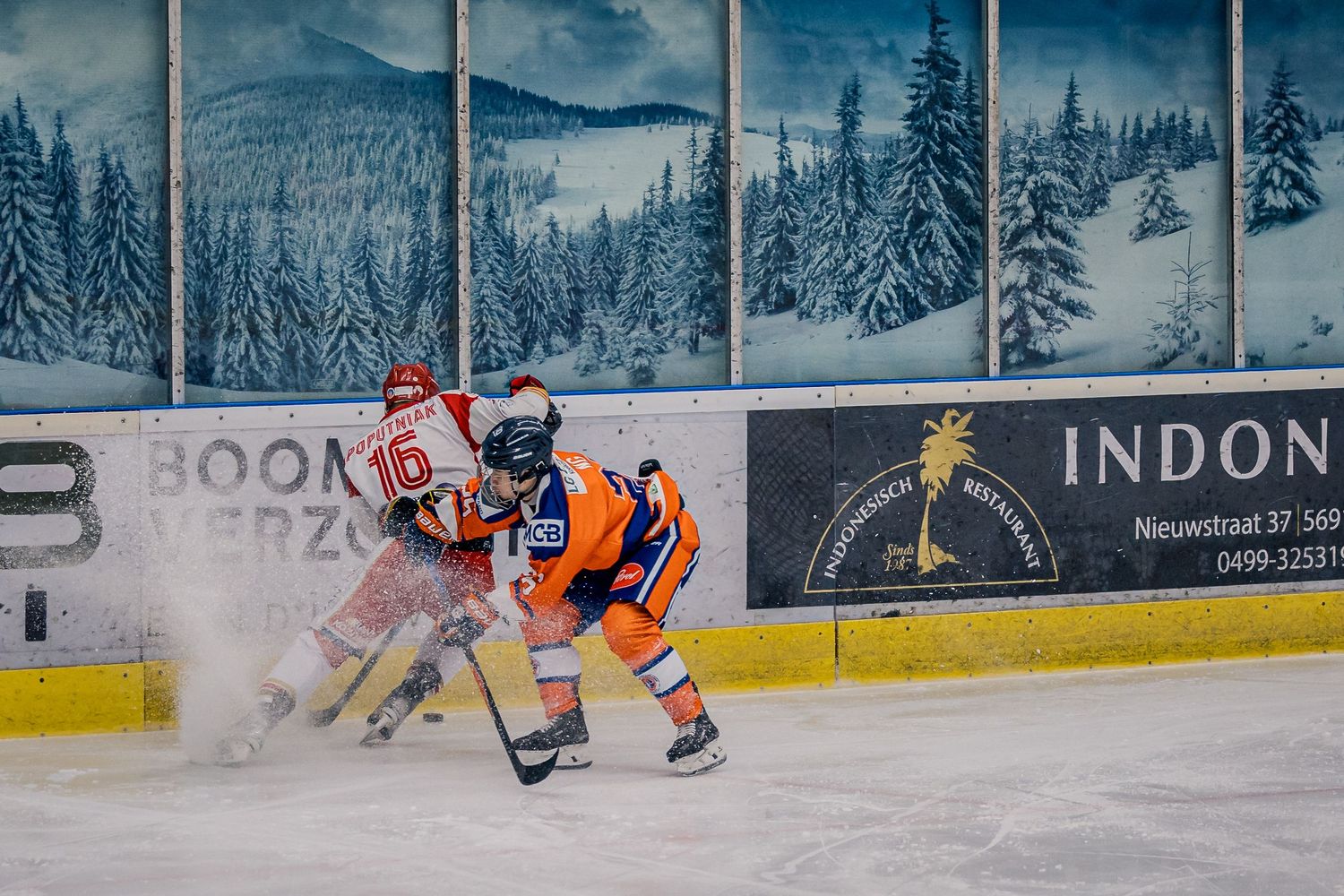 Actiefoto van ijshockeywedstrijd vlak voor bodycheck