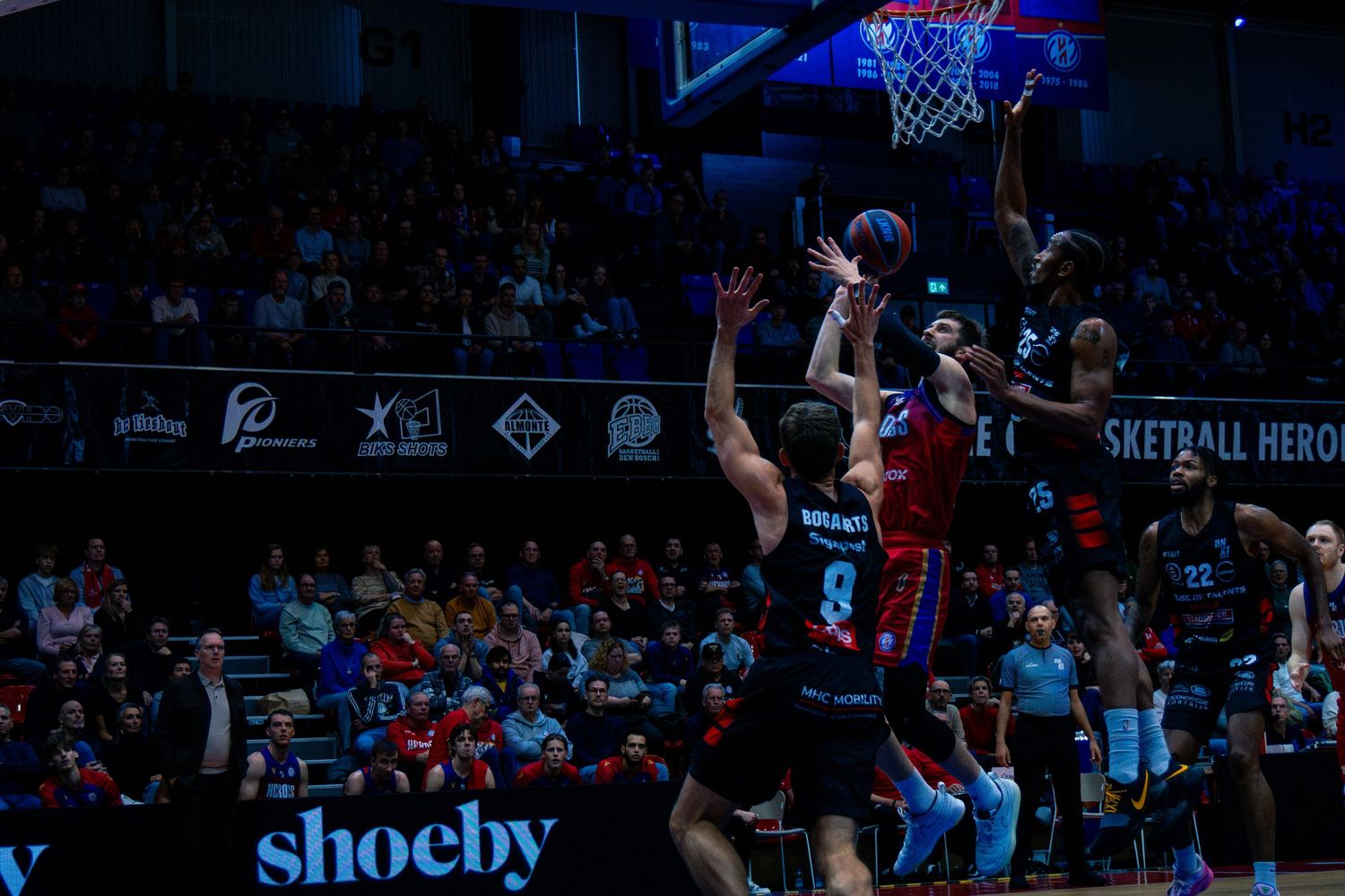 Defence van de tegenstander voorkomt geen score tijdens basketbalwedstrijd