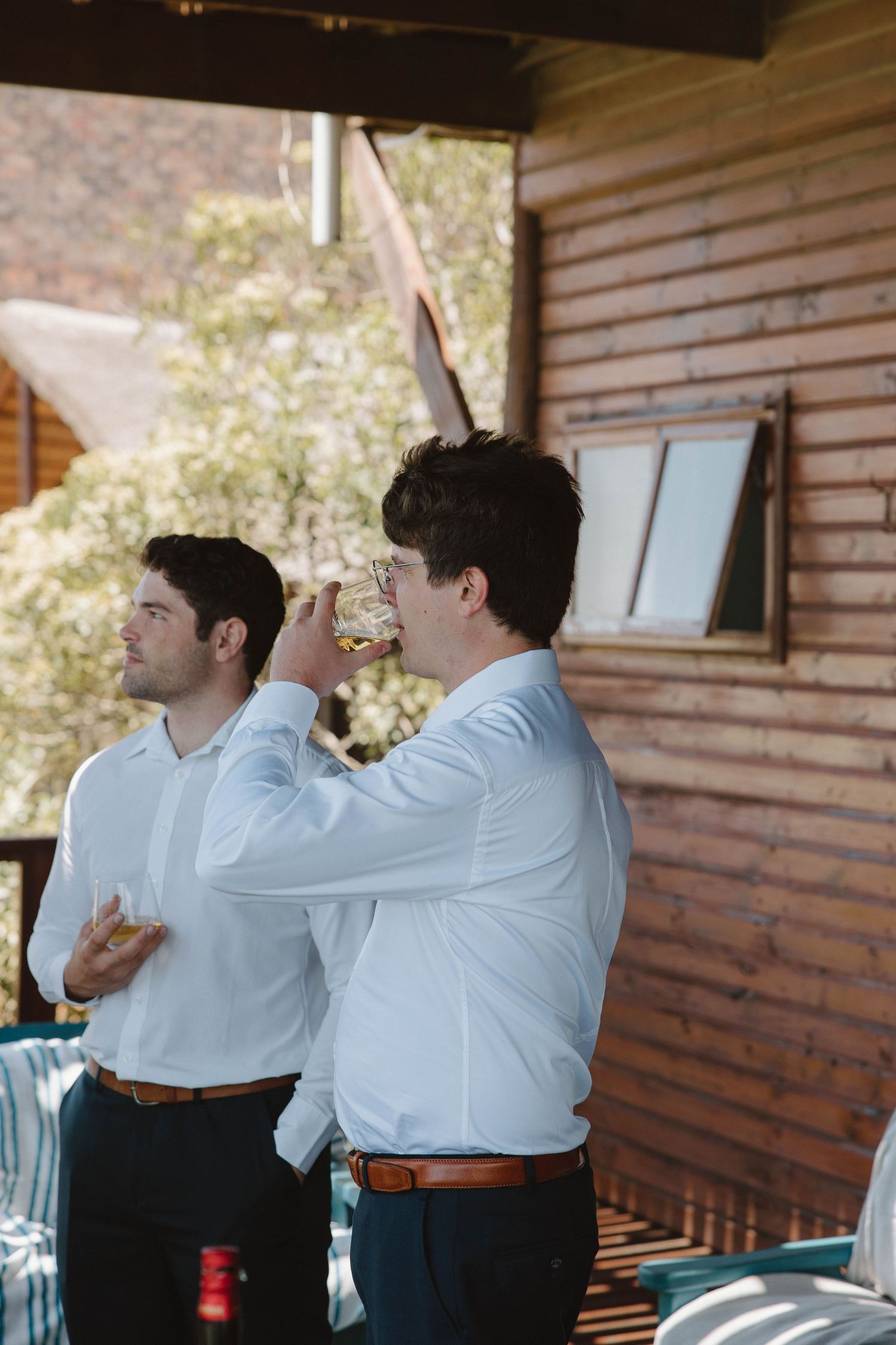 Casual wedding morning with groom and groomsmen
