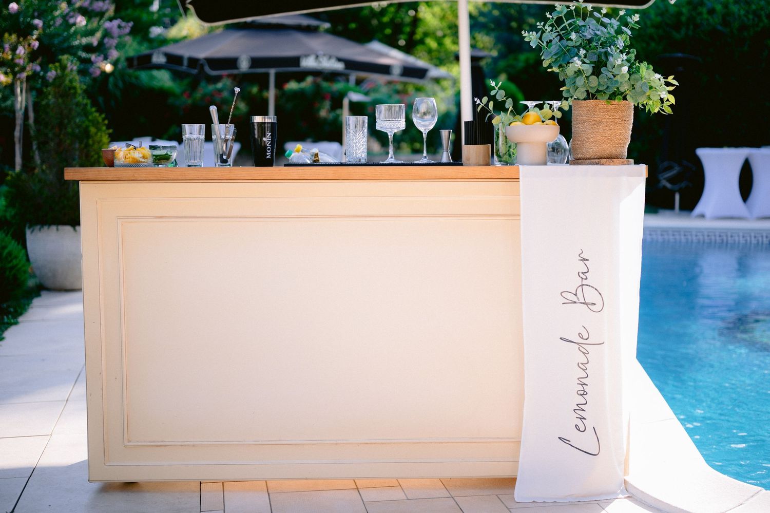 Elegantan bar sa limunadom pored bazena za vjenčanje na otvorenom, Villa Slatina Banja Luka
