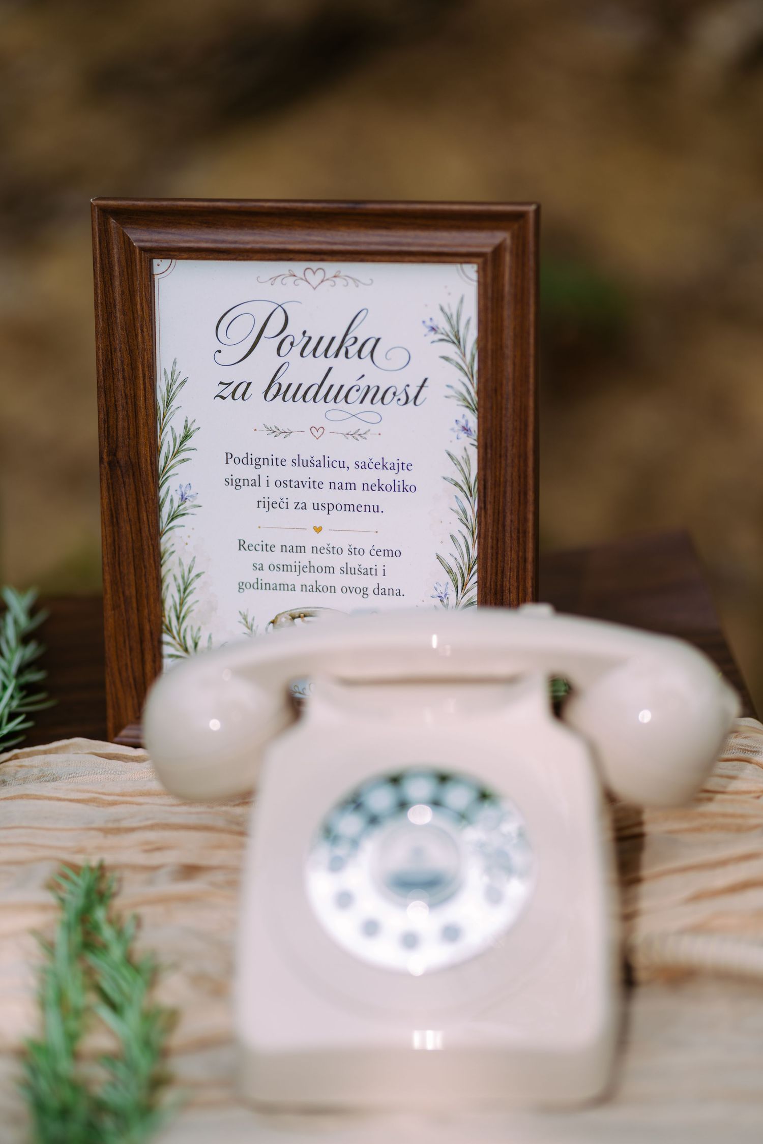 Vintage rotacioni telefon pored znaka 