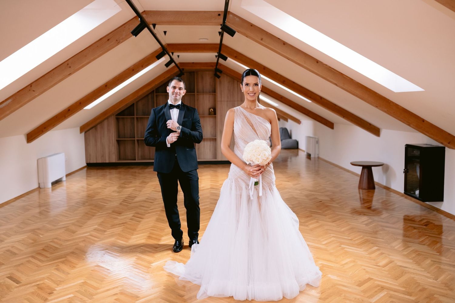 Mlada i mladoženja u elegantnoj prostoriji.