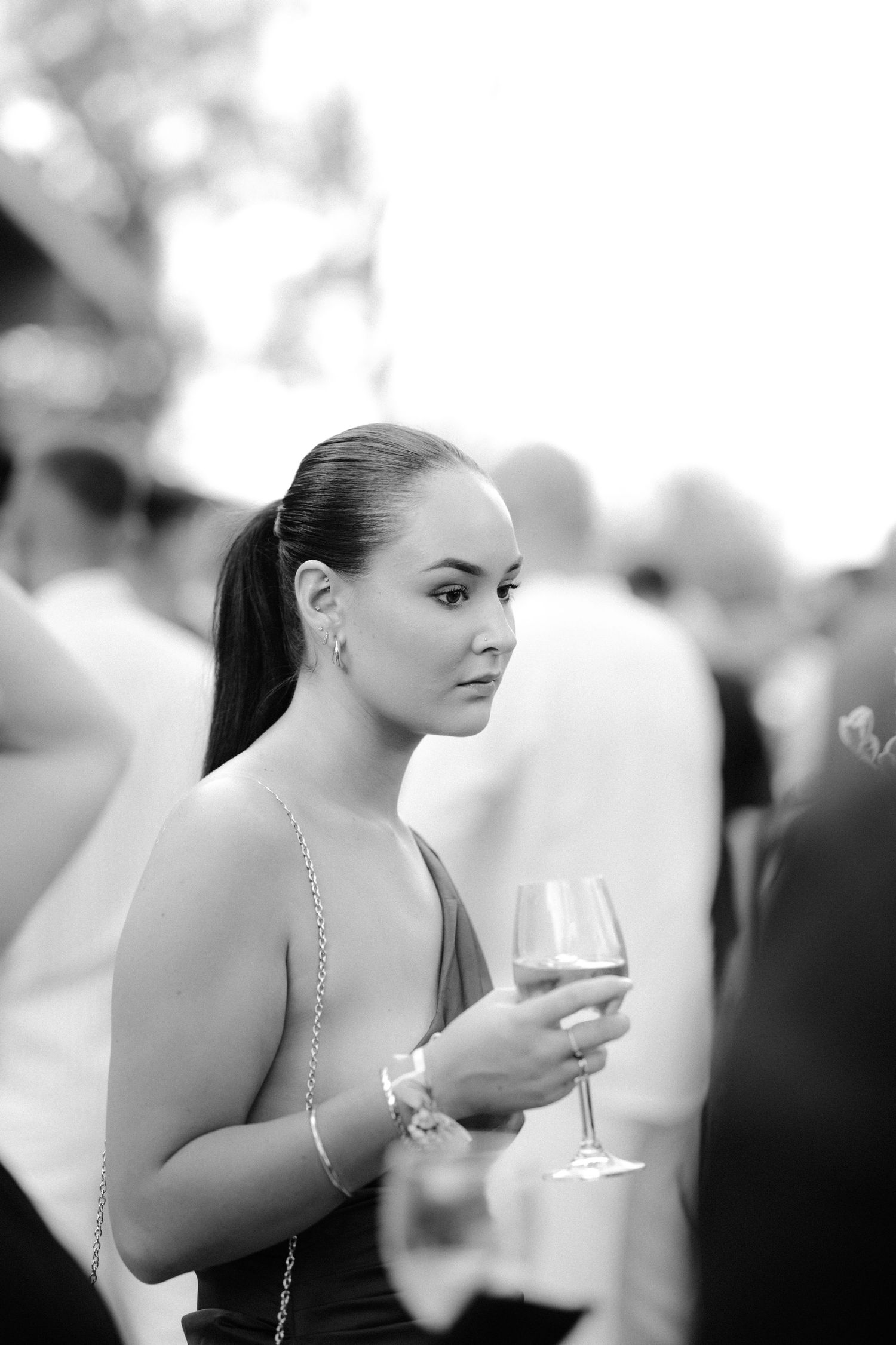Crno-bijela fotografija elegantne žene sa čašom vina na proslavi na otvorenom, Stara Ada Banja Luka