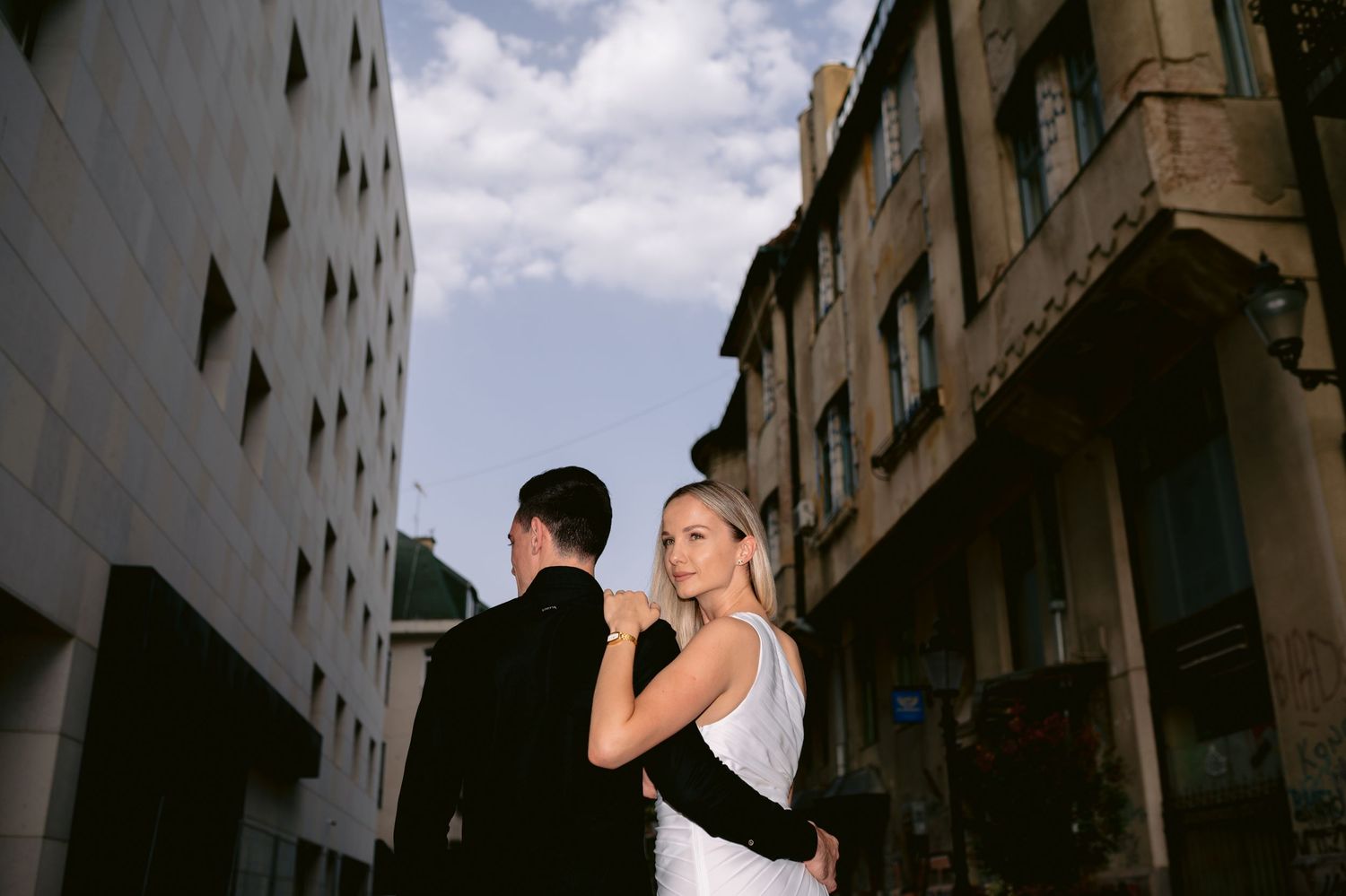 Eksterijer istorijske kamene zgrade sa prozorima i arhitektonskim detaljima u Subotici.